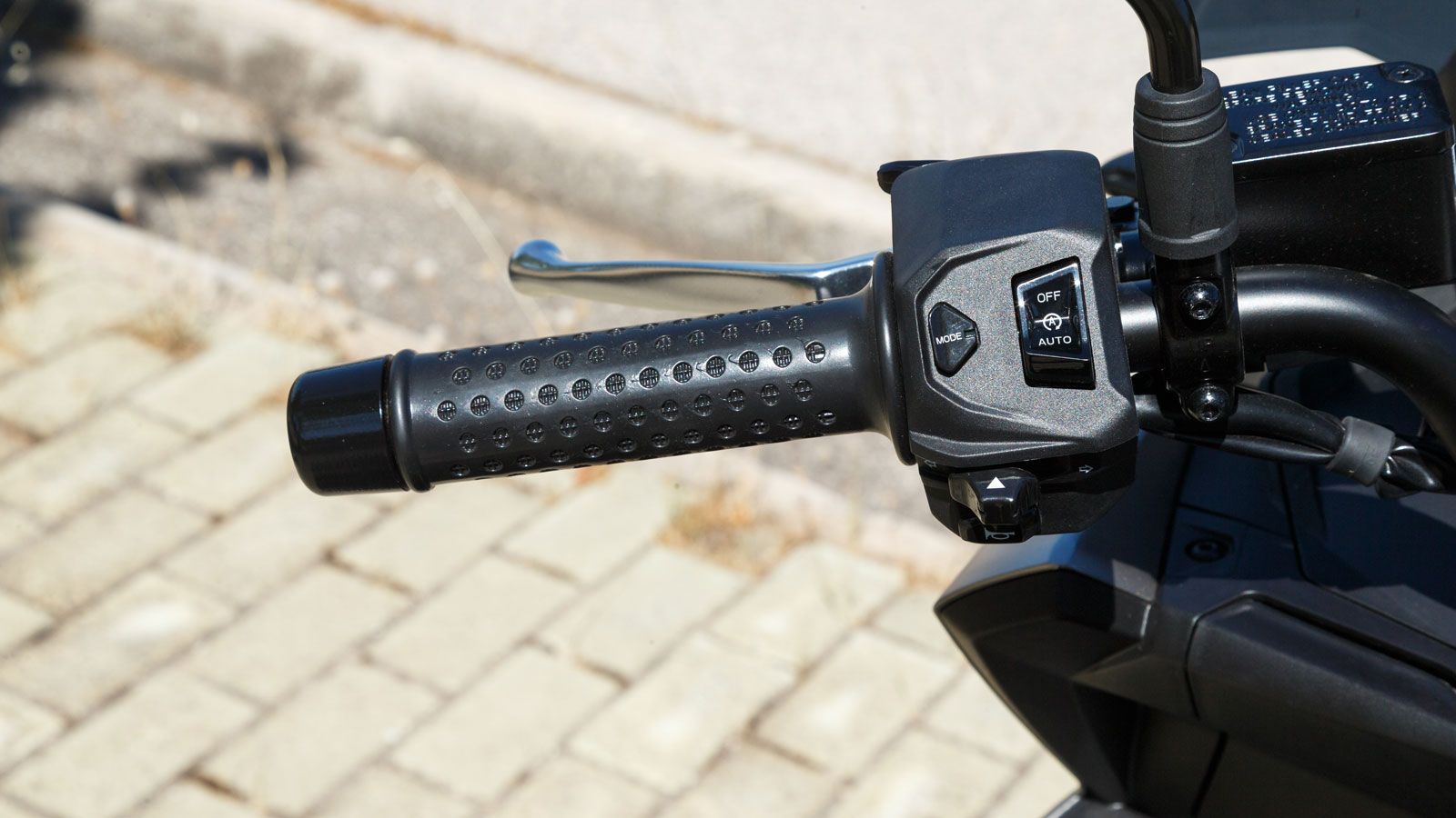  Οι διακόπτες στο τιμόνι είναι γνώριμοι από τα υπόλοιπα μοντέλα της Aprilia, κατασκευασμένοι από μαύρο σκληρό πλαστικό, και φέρνουν στο μυαλό την αγων