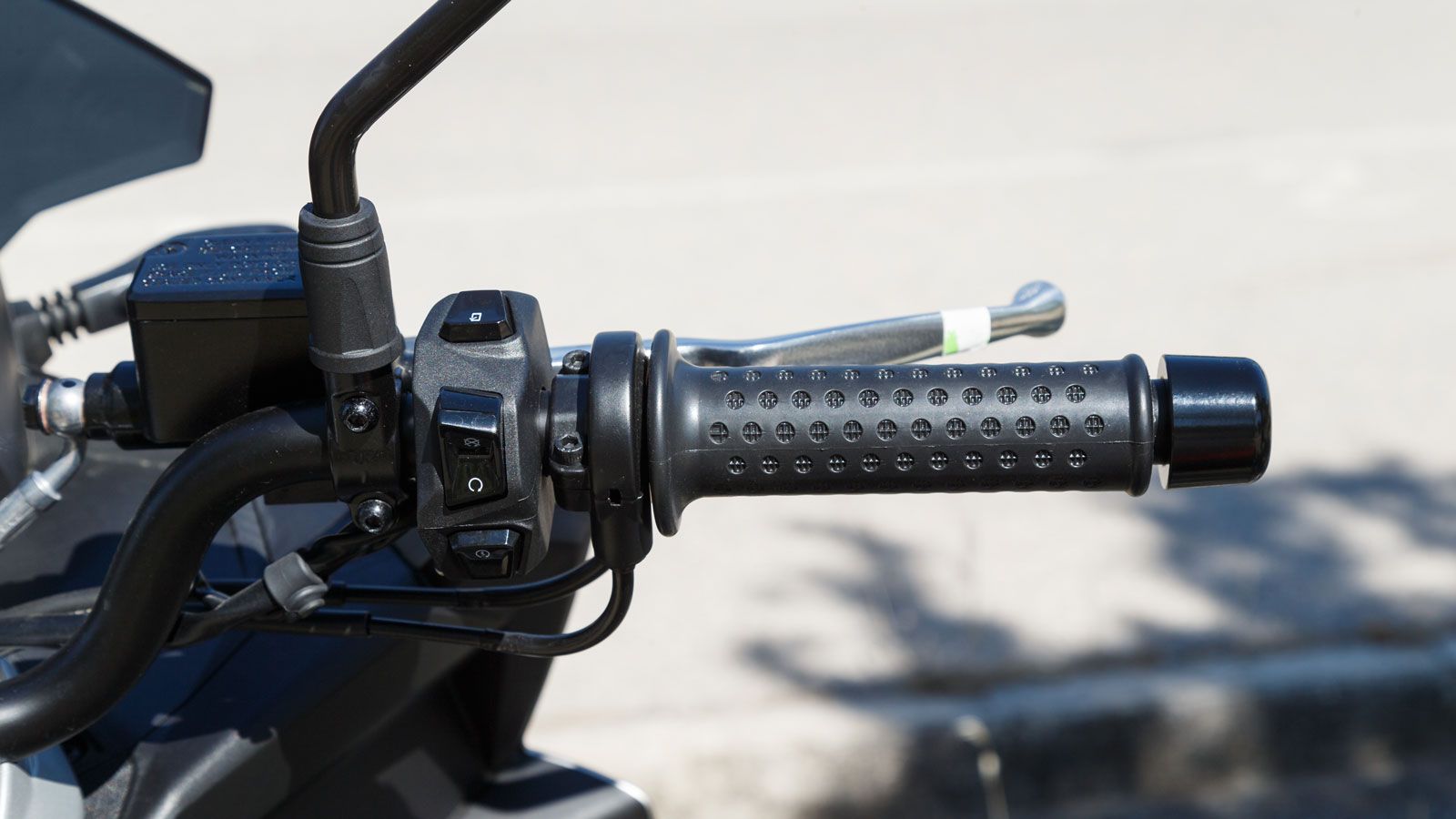 Θα ήταν χρήσιμη η προσθήκη ενός διακόπτη αλάρμ ή ενός χειρόφρενου, ιδίως για χρήση σε αστικές ή επικλινείς στάσεις, καθώς απουσιάζουν και τα δύο.