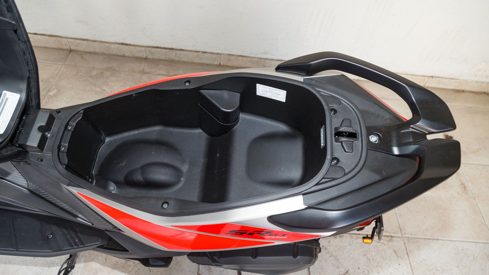 Ο αποθηκευτικός χώρος κάτω από τη σέλα είναι μεν μικρός στα 25,5 λίτρα, αλλά ο σχεδιασμός του τον καθιστά επαρκή για ένα κράνος τύπου full face μετρίο