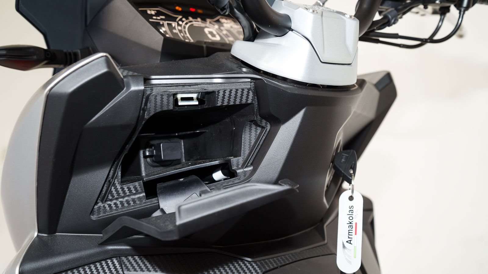 Η ποδιά περιλαμβάνει μόνο ένα ντουλαπάκι, στο αριστερό της μέρος, το οποίο δεν κλειδώνει και είναι χωρισμένο σε δύο μέρη: ένα λεπτό για την τοποθέτηση