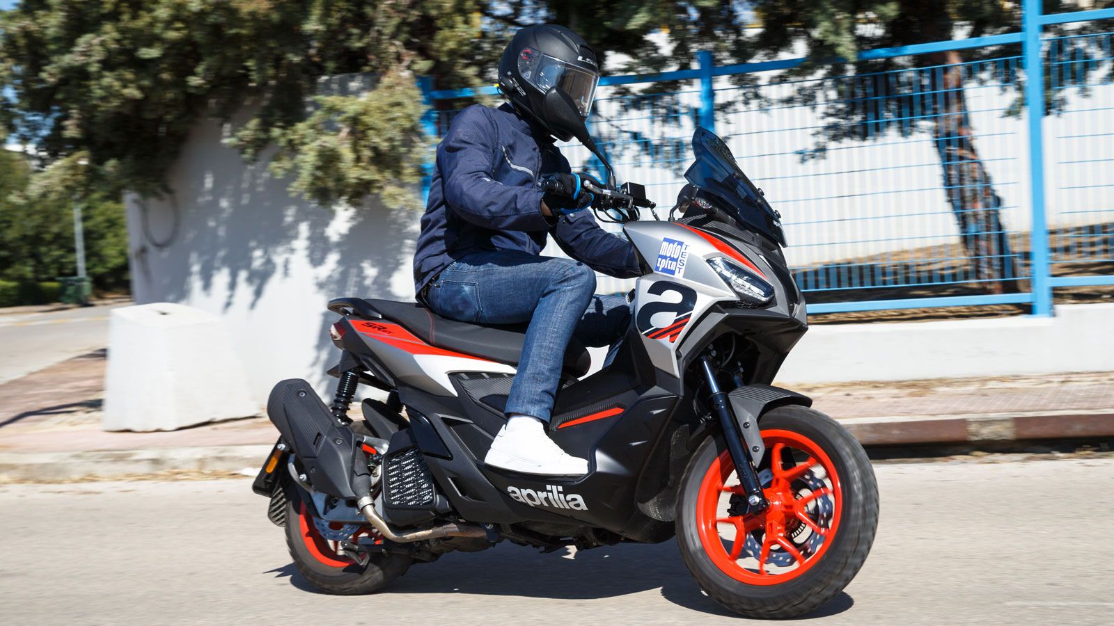 Το Aprilia SR GT είναι η απόδειξη ότι ακόμη και σε μια τόσο «βαρετή» κατηγορία υπάρχει χώρος για ένα γρήγορο και σπορ μοντέλο ―όπως μόνο οι Ιταλοί ξέρ