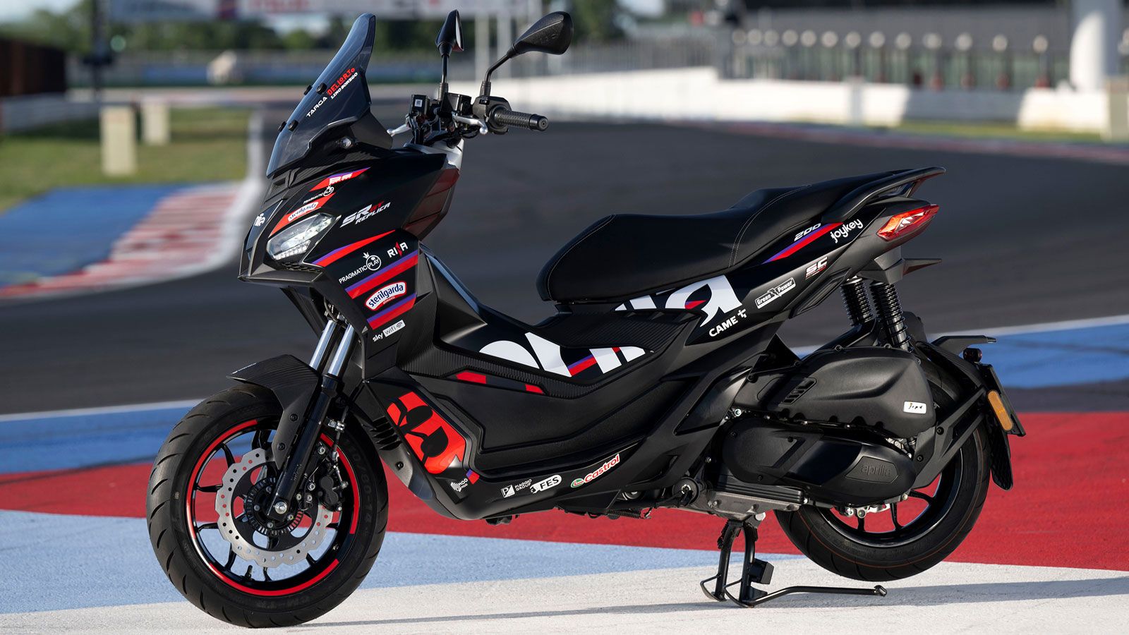 Η Aprilia παρουσιάζει το νέο SR GT Replica 2025, την πιο σπορ εκδοχή του «urban adventure» scooter της, ντυμένη με τα χρώματα των αγωνιστικών RS-GP 20