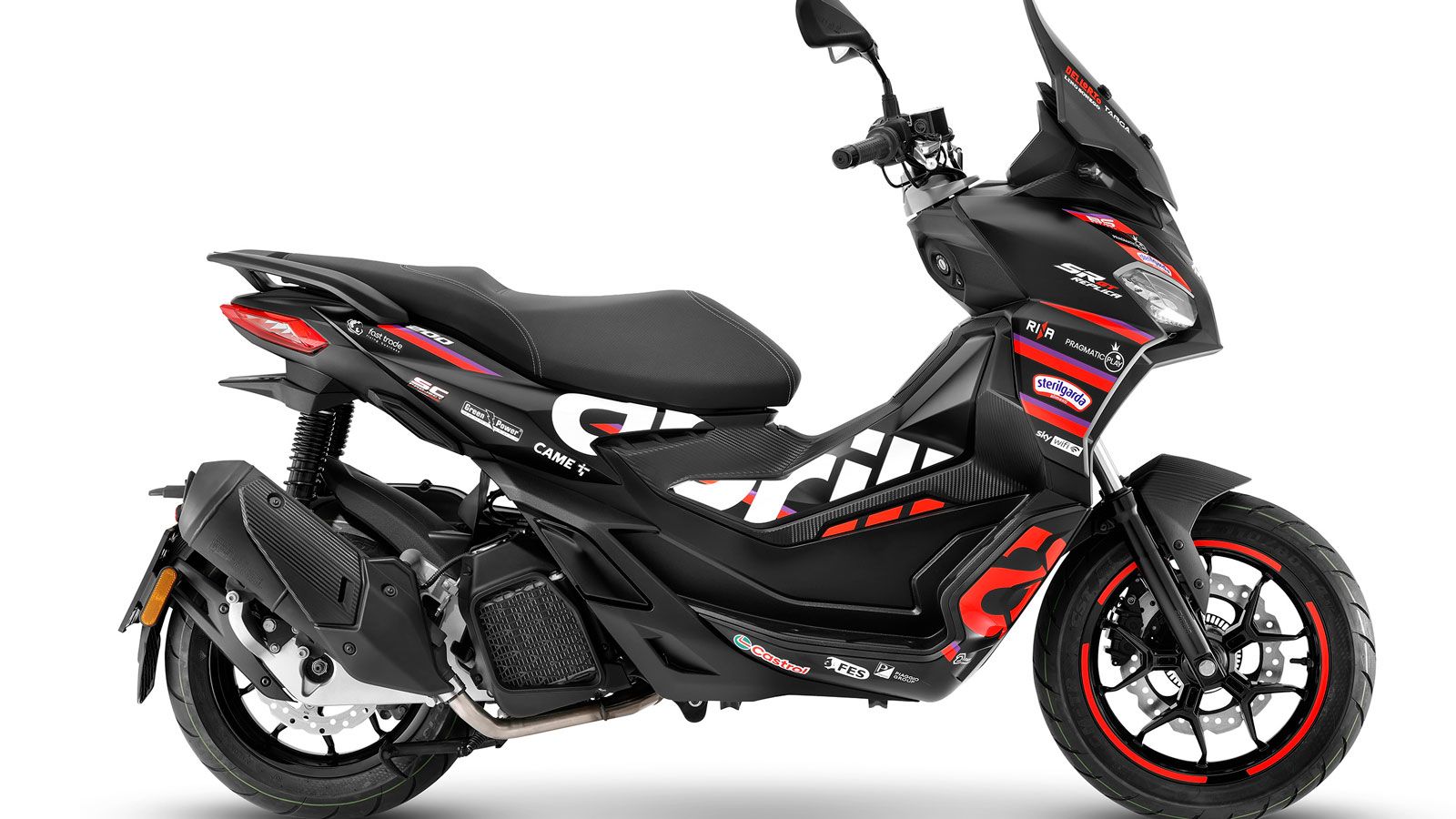 Το SR GT Replica ξεχωρίζει με τον ματ μαύρο χρωματισμό του, ενισχυμένο από κόκκινα και μοβ γραφικά, ενώ το μεγάλο λογότυπο Aprilia δεσπόζει διαγώνια κ