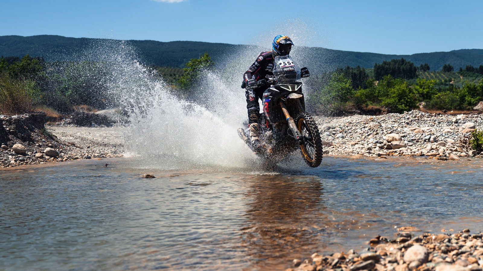 Με εξαιρετική απόδοση σε ποικίλες καιρικές συνθήκες και δύσκολες ειδικές, το μοντέλο της Aprilia επιβεβαιώνει πως μπορεί να σταθεί στο υψηλότερο επίπε