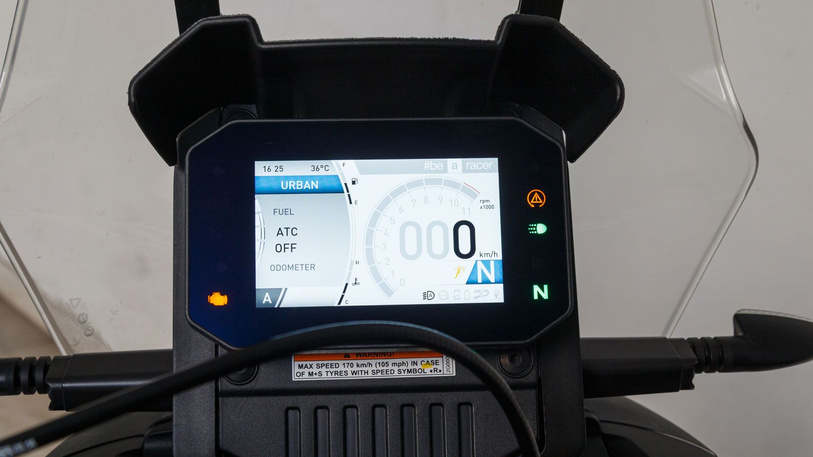 Στο πιλοτήριο θα βρεις την ίδια TFT οθόνη 5 ιντσών που συναντάμε και στο απερχόμενο μοντέλο, με πλήρεις ενδείξεις και το γνωστό βοηθητικό σκίαστρο.