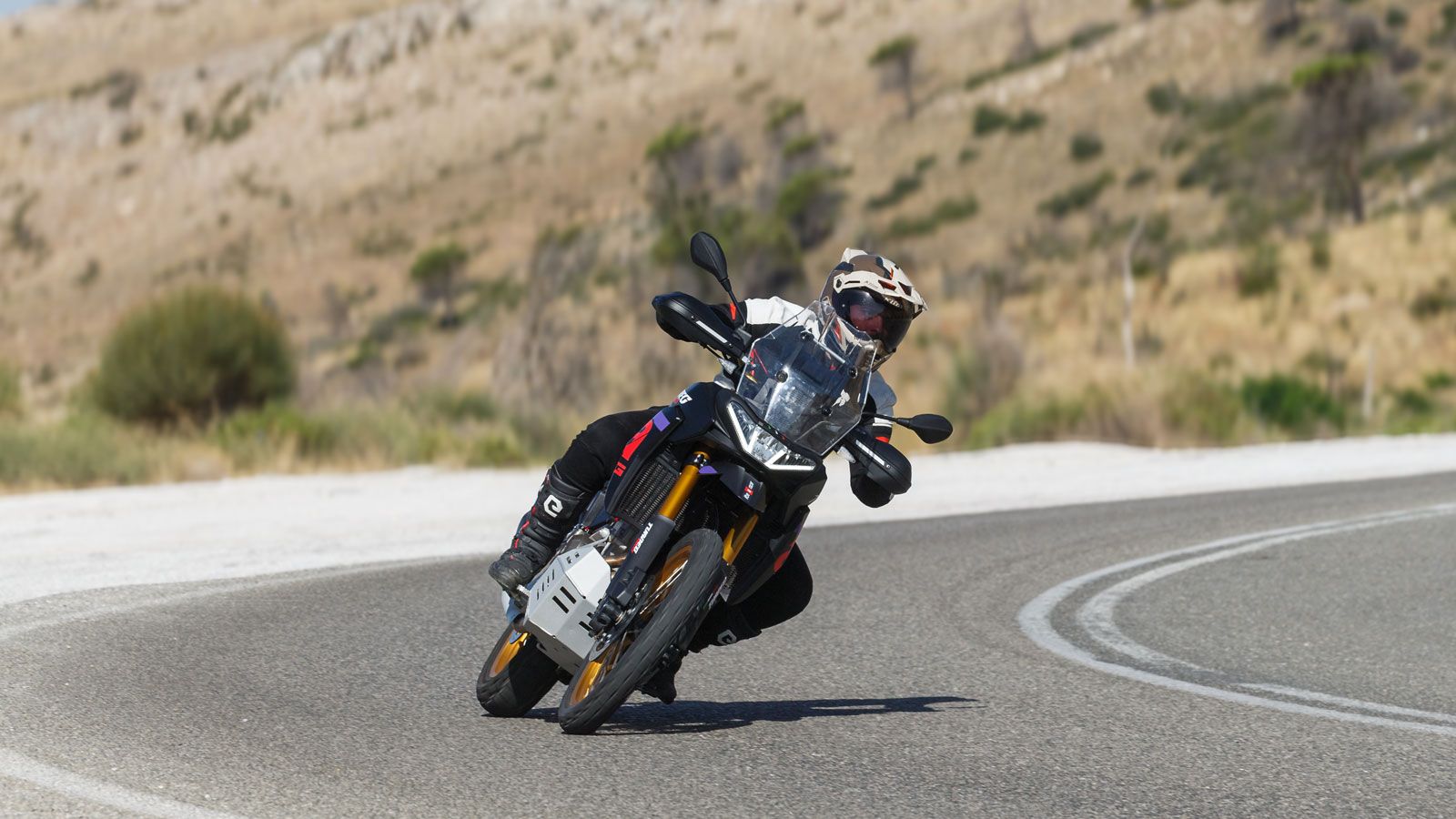 Περνώντας στο επαρχιακό οδικό δίκτυο, το χαμηλό βάρος του Tuareg Rally 660 θα σε προκαλέσει να παίξεις μαζί του βουτώντας από στροφή σε στροφή, χωρίς 