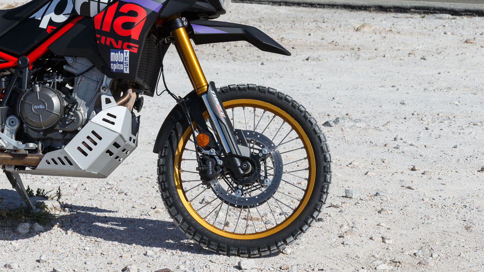 Στο σύστημα πέδησης τα πράγματα παραμένουν ως είχαν, με 2 πλευστούς δίσκους 300χλστ εμπρός με διέμβολες δαγκάνες της Brembo κι ένα δίσκο 260χλστ πίσω 