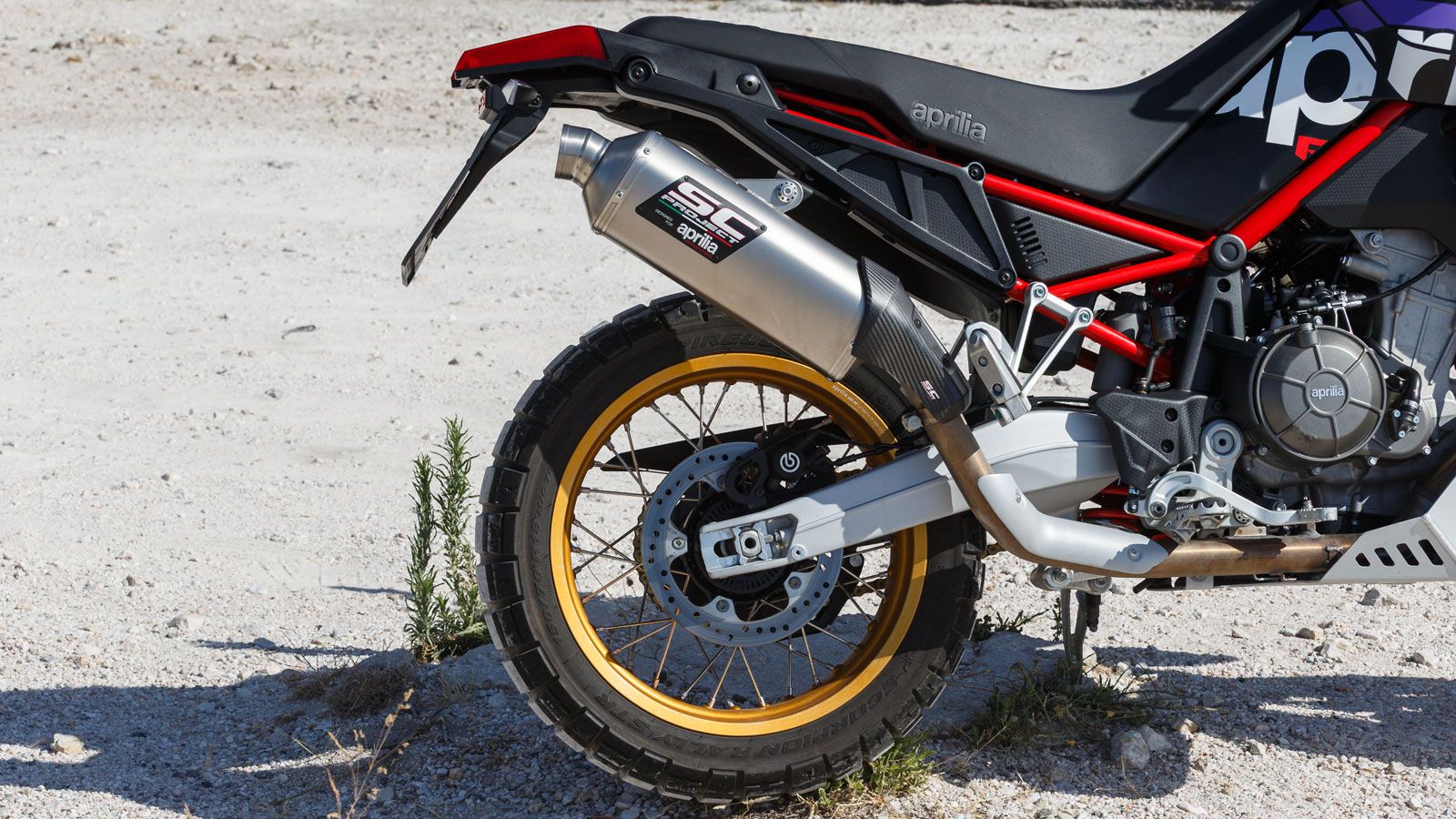 Τέλος, νέα είναι τα πιο στενά & ελαφριά στεφάνια της Ergal που συνδυάζονται με σαμπρέλα και οι τροχοί 21 και 18 ιντσών εμπρός και πίσω έχουν ελαστικά 