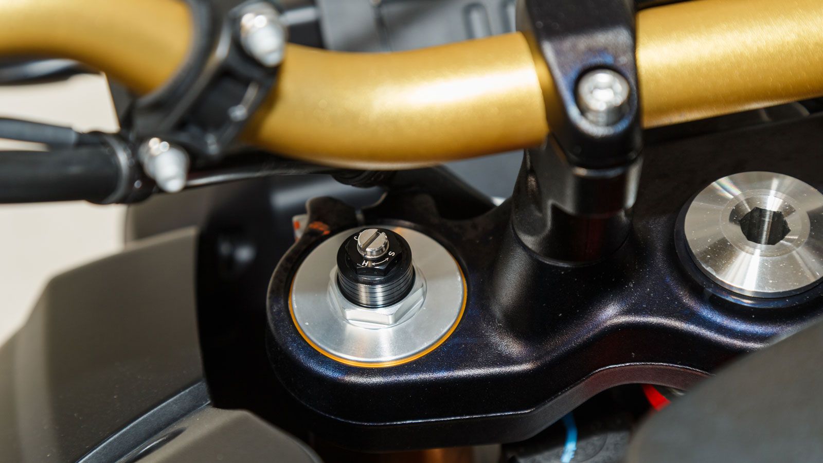 Εμπρός υπάρχει ένα πλήρως ρυθμιζόμενο ανεστραμμένο πιρούνι 43χλστ της Kayaba κι ένα επίσης πλήρως ρυθμιζόμενο monoshock αμορτισέρ της ίδιας εταιρείας 