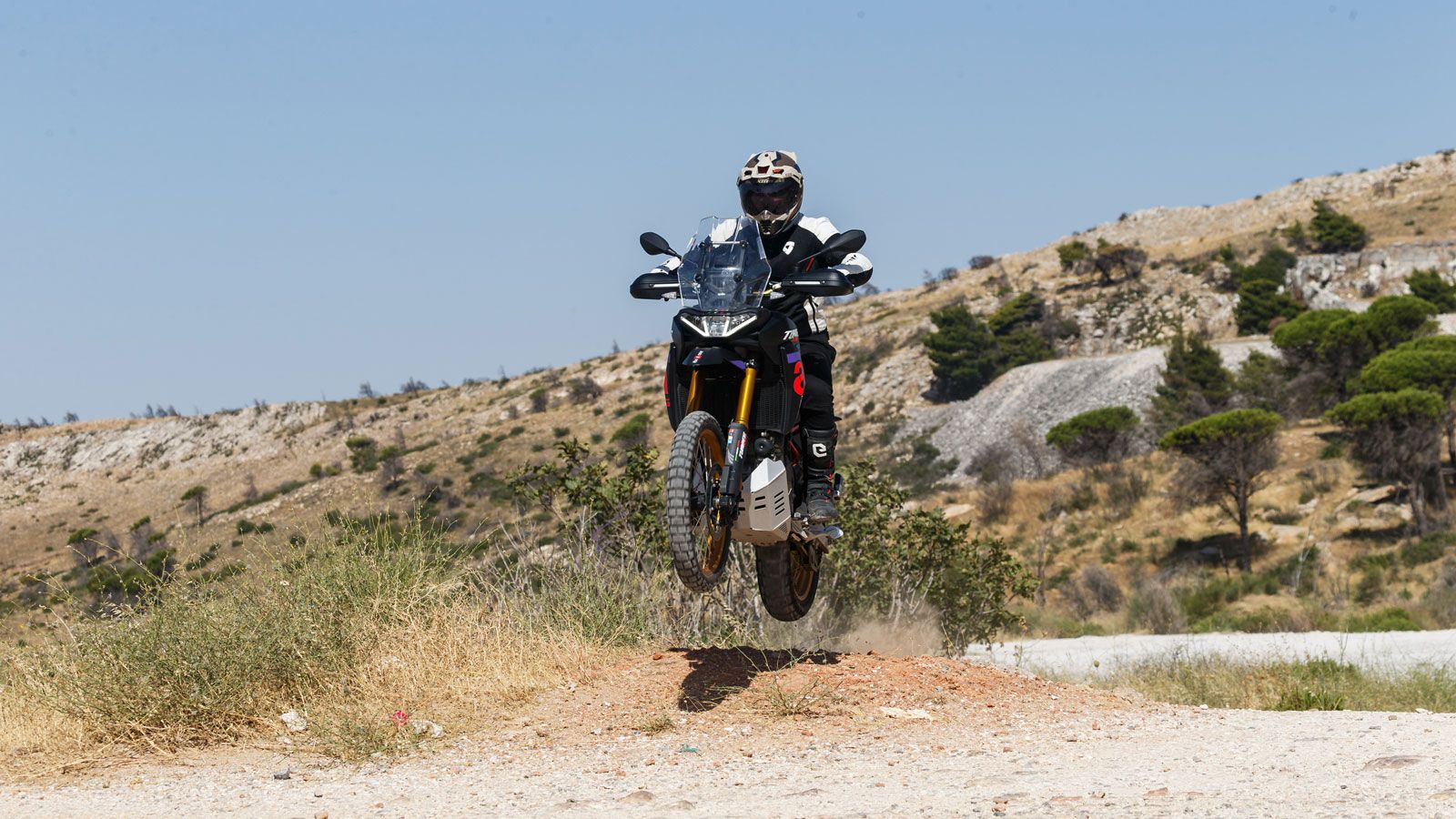 Στο χώμα λοιπόν, το Tuareg Rally 660 βρίσκεται στο στοιχείο του, έτοιμο να εξαντλήσει τις προσδοκίες σου για το τι μπορεί να κάνει μία μεσαία Adventur