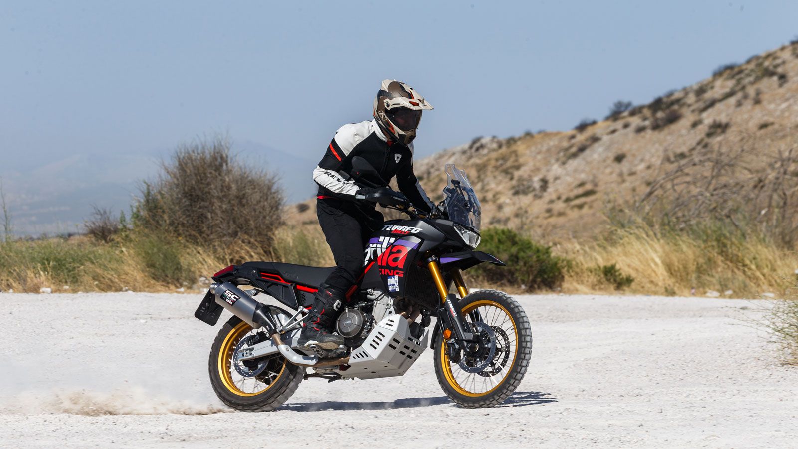 Με την απενεργοποίηση του εξαιρετικού για τον δρόμο Traction Control, οι πλαγιολισθήσεις γίνονται αβίαστα, ενώ οι αναρτήσεις είναι εκπληκτικές.