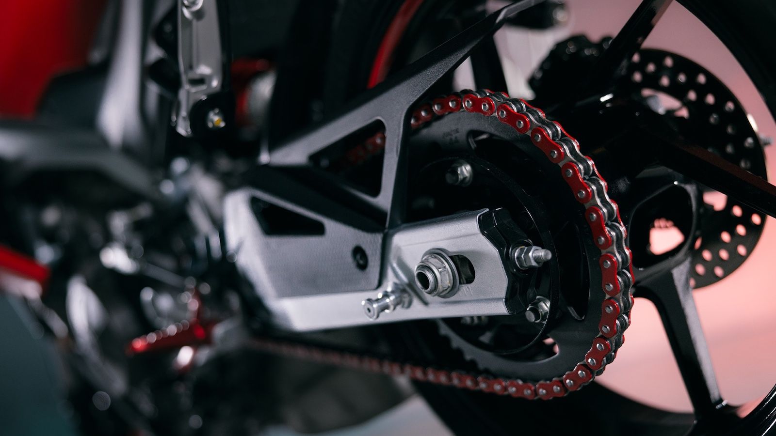 Με συνολικό βάρος μόλις 159 κιλά (χωρίς υγρά), επιτυγχάνει μια πολύ καλή αναλογία ισχύος προς βάρος, ενισχύοντας την ευελιξία και την κατευθυντικότητα