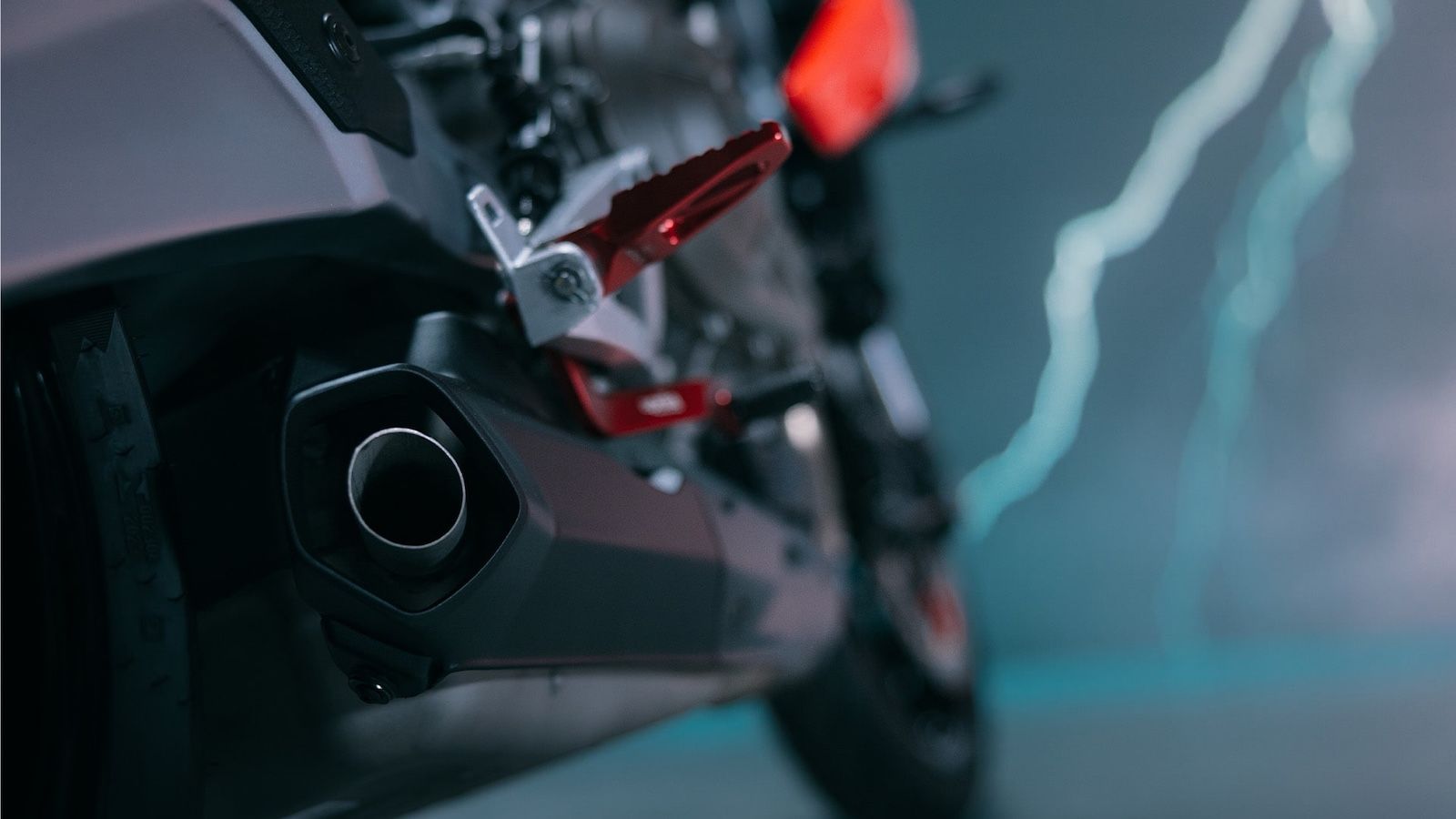 Διαθέτει τρία προγράμματα οδήγησης—Sport, Rain και Eco—που προσαρμόζουν την απόδοση ισχύος, τη ροπή και τον έλεγχο πρόσφυσης ανάλογα με τι