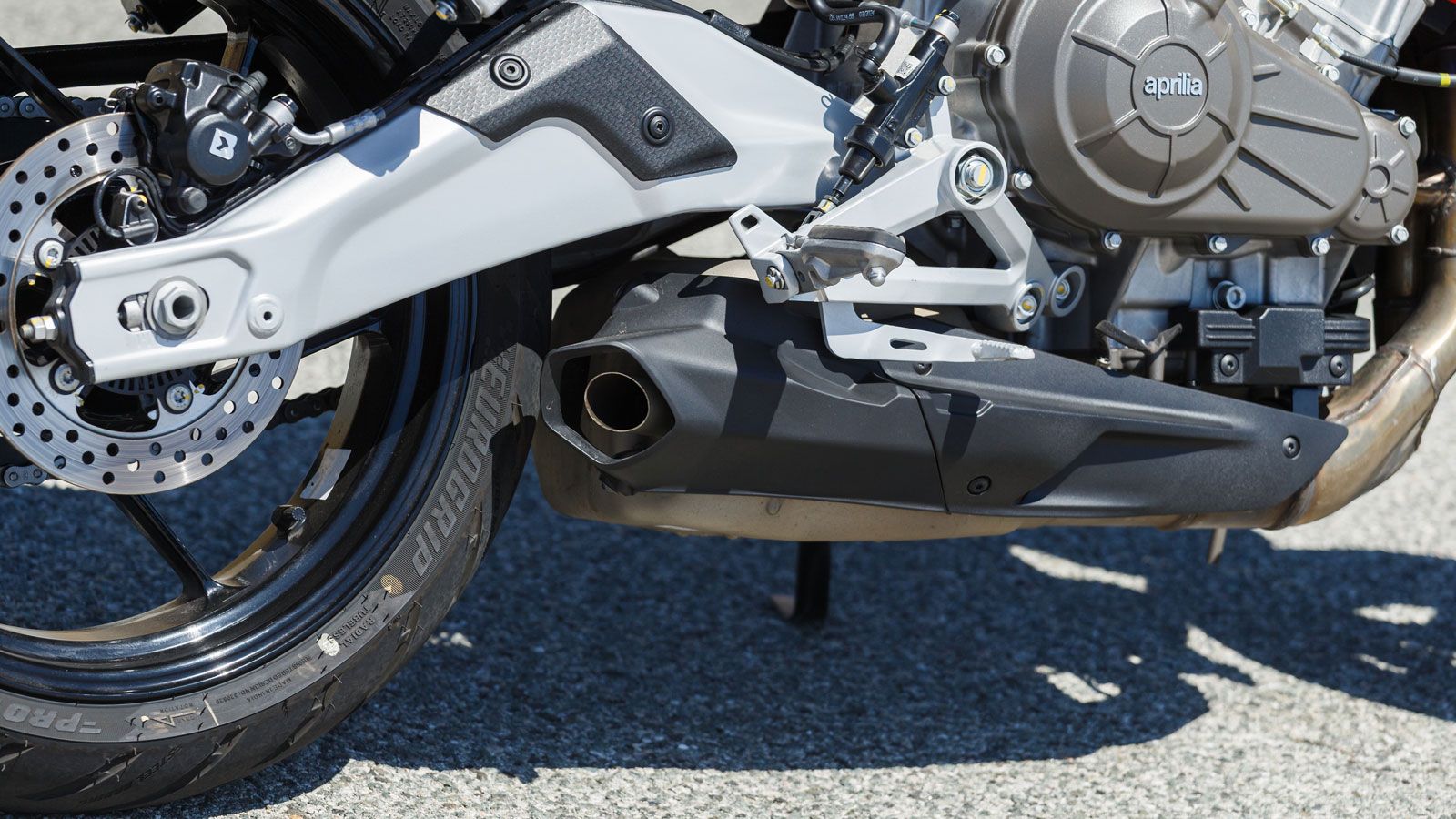 Το σύστημα πέδησης αποτελείται από διπλούς δίσκους 320 mm εμπρός με δαγκάνες ByBre και μονό δίσκο πίσω. Τα φρένα εποπτεύονται από δικάναλο ABS, το οπο