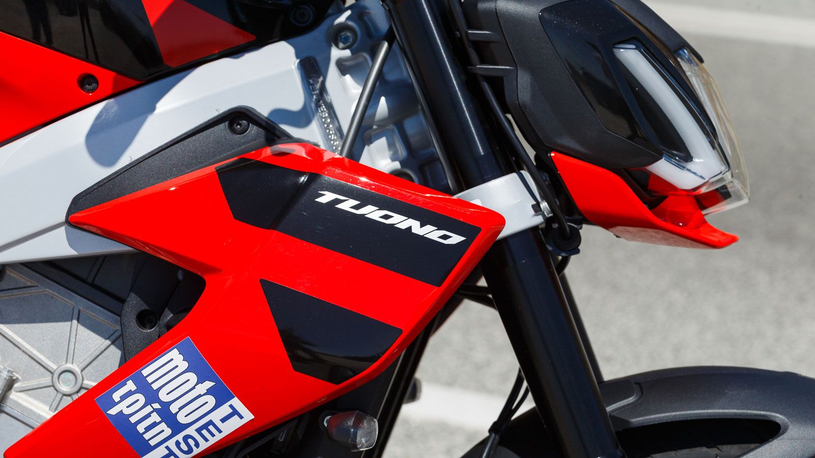 Το αλουμινένιο περιμετρικό πλαίσιο δύο δοκών είναι φρέσκο, αναπτύχθηκε για το συγκεκριμένο μοντέλο και το αδερφάκι του, το RS 457 με ξεκάθαρες επιρροέ