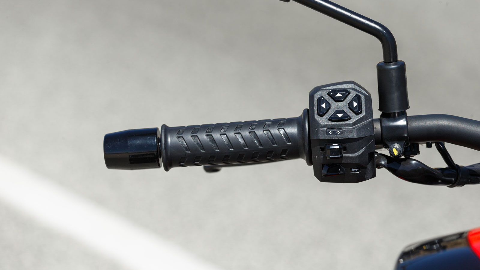 Στο αριστερό γκριπ, υπάρχει κομβίο με τέσσερα βελάκια, με τα οποία μπορείς να αλλάξεις το interface.