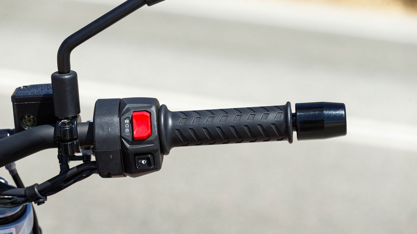 Στο δεξί σου χέρι θα δεις πως κάτω από τη μίζα υπάρχει κουμπί, με το οποίο μπορείς να επιλέξεις τα τρία διαφορετικά Riding Mode (Sport, Eco, Rain).