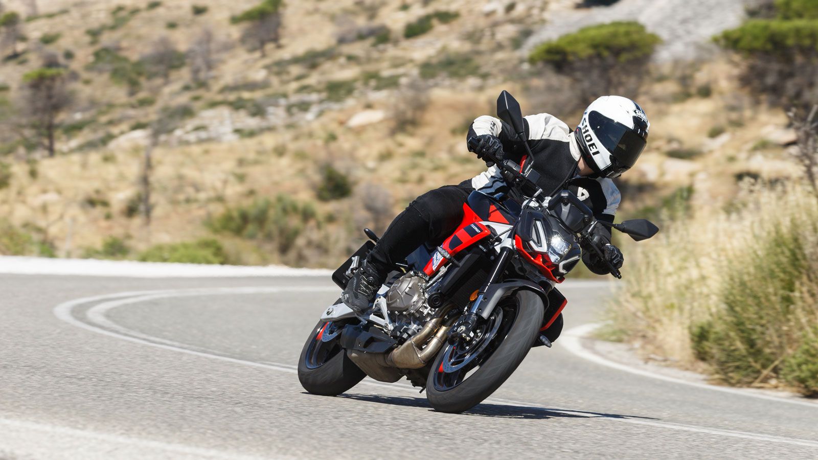 Με γεωμετρία που «κόβει» τις στροφές με ακρίβεια και πλαίσιο που θυμίζει μεγαλύτερες Aprilia, η Tuono 457 είναι μια γνήσια ιταλική «λεπίδα» για όσους 