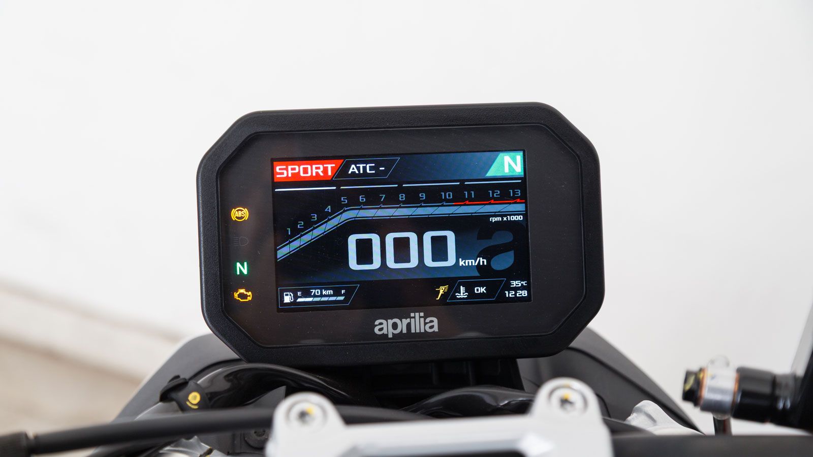 Η πληροφόρηση σου με τις απαιτούμενες ενδείξεις γίνεται μέσω μιας TFT οθόνης 5 ιντσών