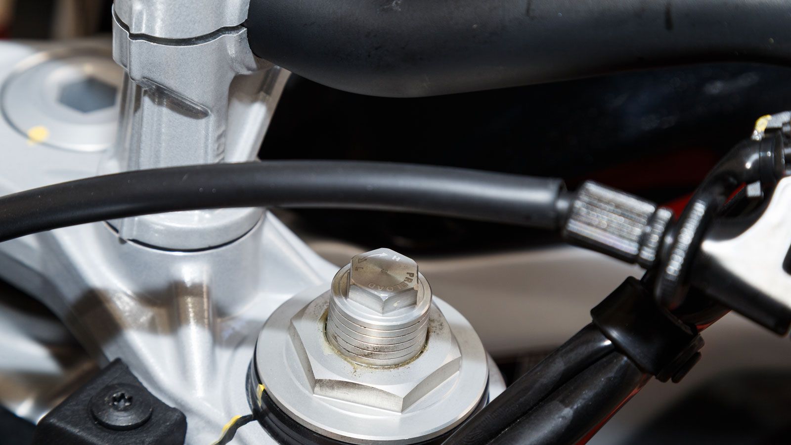 Οι αναρτήσεις αποτελούνται από ανεστραμμένο πιρουνι 41 χιλ. εμπρός και μονό αμορτισέρ πίσω, αμφότερα χωρίς δυνατότητα ρύθμισης πέρα από την προφόρτιση