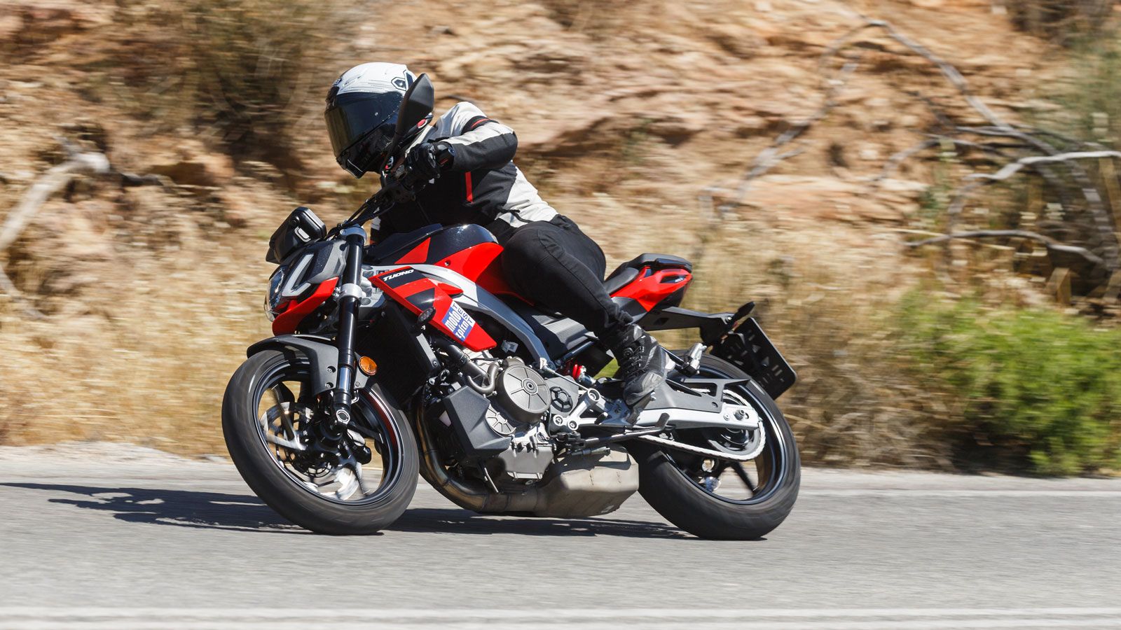 Η Tuono 457 αποτελεί τη νεότερη naked πρόταση της Aprilia, με αναλογία βάρους/ισχύος που την καθιστά συμβατή και στα όρια του διπλώματος Α2.