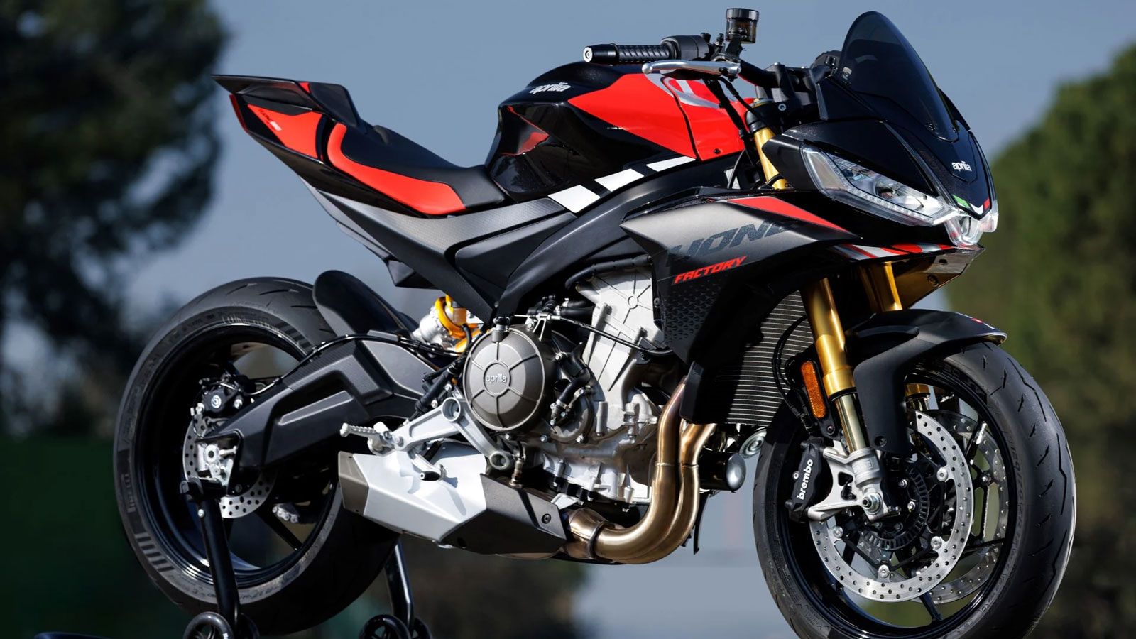 Ο δικύλινδρος κινητήρας 659 κ.εκ. με υγρόψυξη και δύο εκκεντροφόρους επικεφαλής αποδίδει 105 ίππους στις 10.400 σ.α.λ. και 70 Nm ροπής στις 8.400 σ.α.