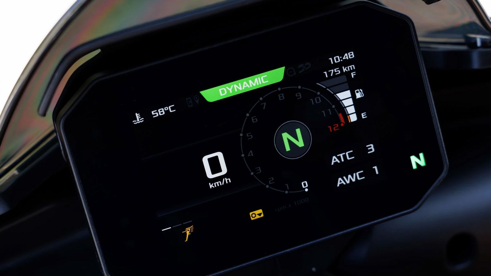 Το a-PRC (Aprilia Performance Ride Control) είναι το εξελιγμένο ηλεκτρονικό πακέτο που ενσωματώνει εμπειρία δεκαετιών από τους αγώνες MotoGP. Περιλαμβ