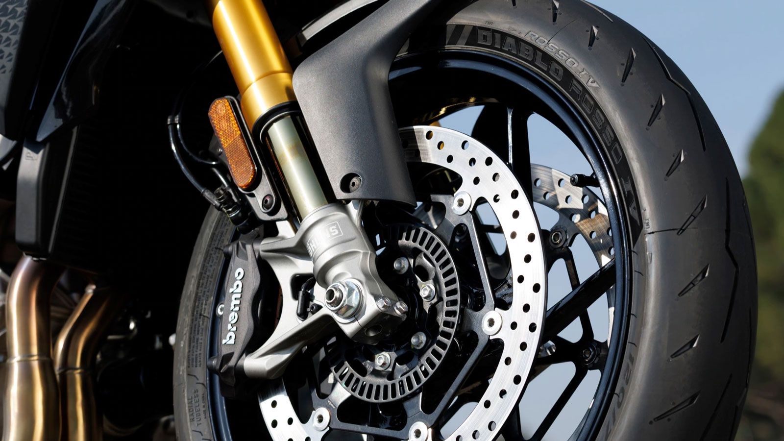 Στο εμπρός μέρος, το ανεστραμμένο πιρούνι Öhlins NIX 30 διαμέτρου 43 χιλιοστών προσφέρει πλήρη ρύθμιση προφόρτισης, συμπίεσης και επαναφοράς.