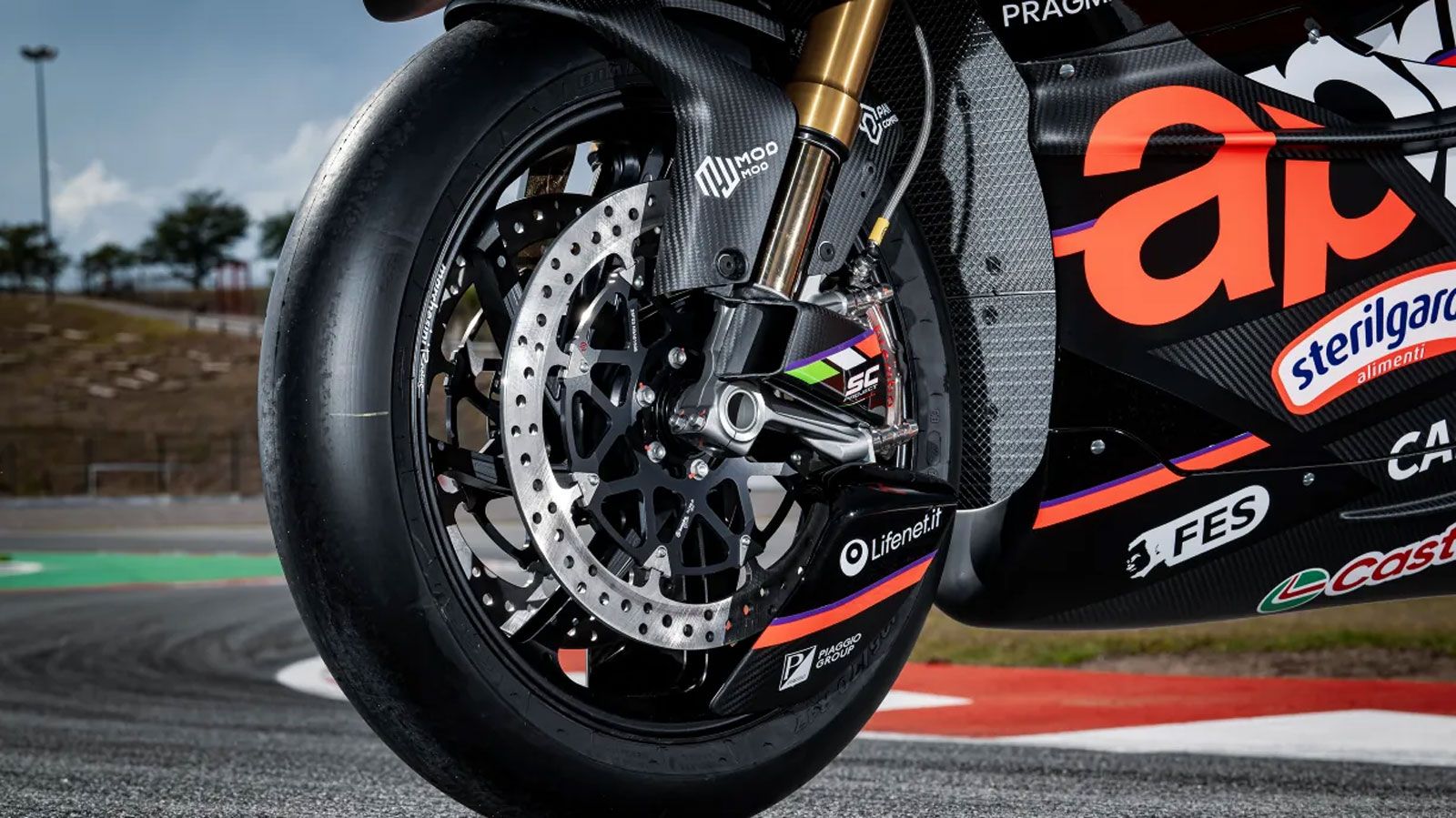 Το πλαίσιο είναι διπλό αλουμινένιο cradle, με πλήρως ρυθμιζόμενες αναρτήσεις Öhlins, που φέρνουν κορυφαία σταθερότητα και απόκριση. Στα φρένα, η 