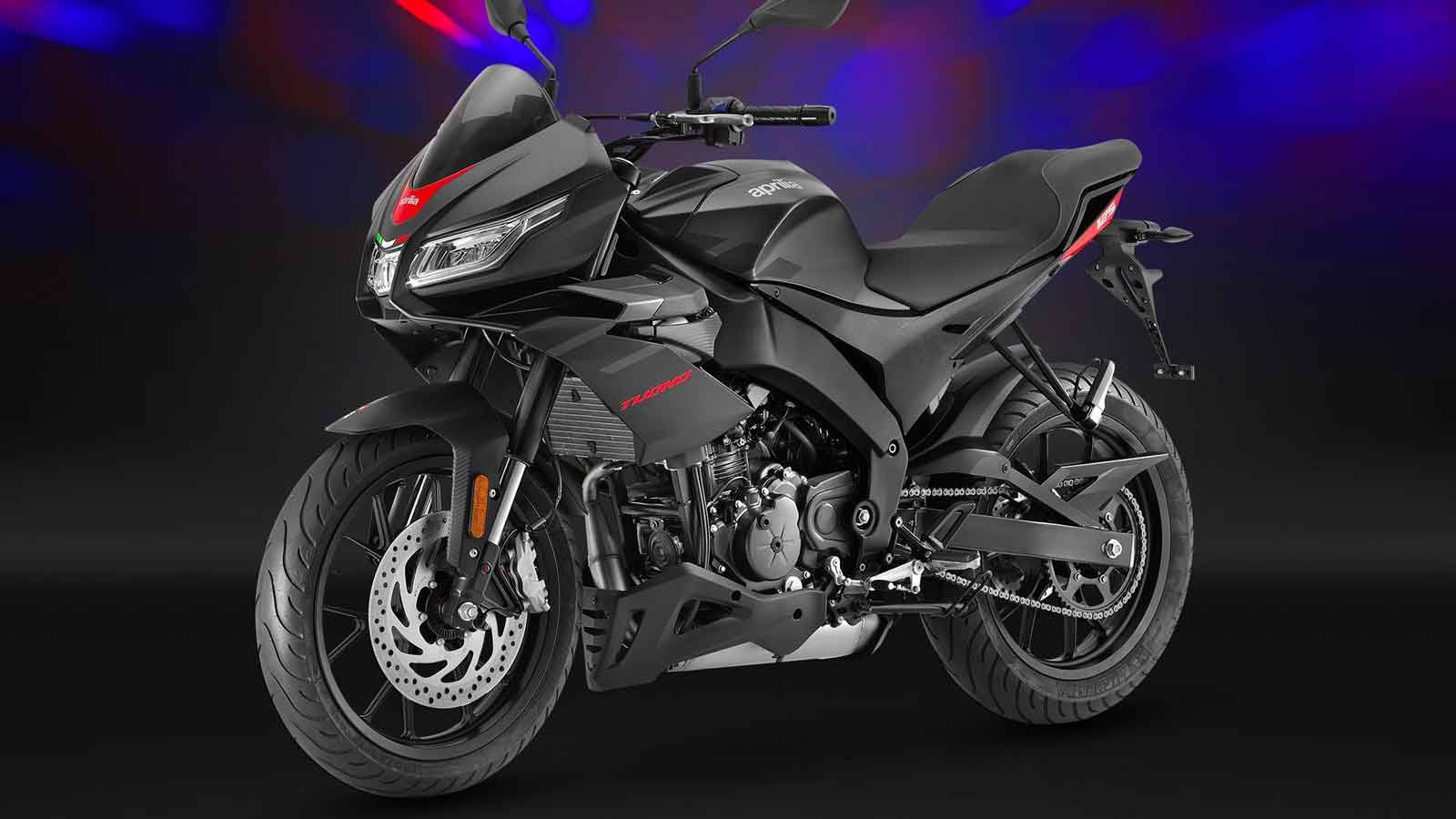 με 4 βαλβίδες και συμπίεση 11,8:1. Αποδίδει 15 ίππους (11 kW) στις 10.500 σ.α.λ. και 11,4 Nm ροπής στις 8.500 σ.α.λ.