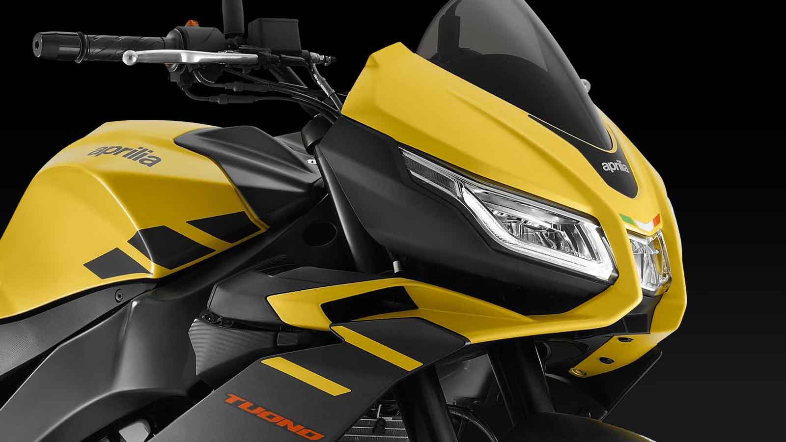 Η νέα Aprilia Tuono 125 συνεχίζει την αγωνιστική και αισθητική κληρονομιά της ιταλικής εταιρείας, με εμφάνιση που παραπέμπει ευθέως στην Tuono 660.