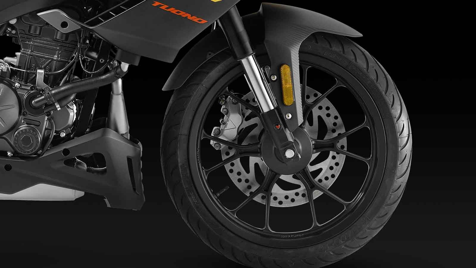 Τα δισκόφρενα είναι 300 χιλ. εμπρός και 218 χιλ. πίσω, με δικάναλο ABS και σύστημα αποτροπής ανατροπής στον πίσω τροχό.