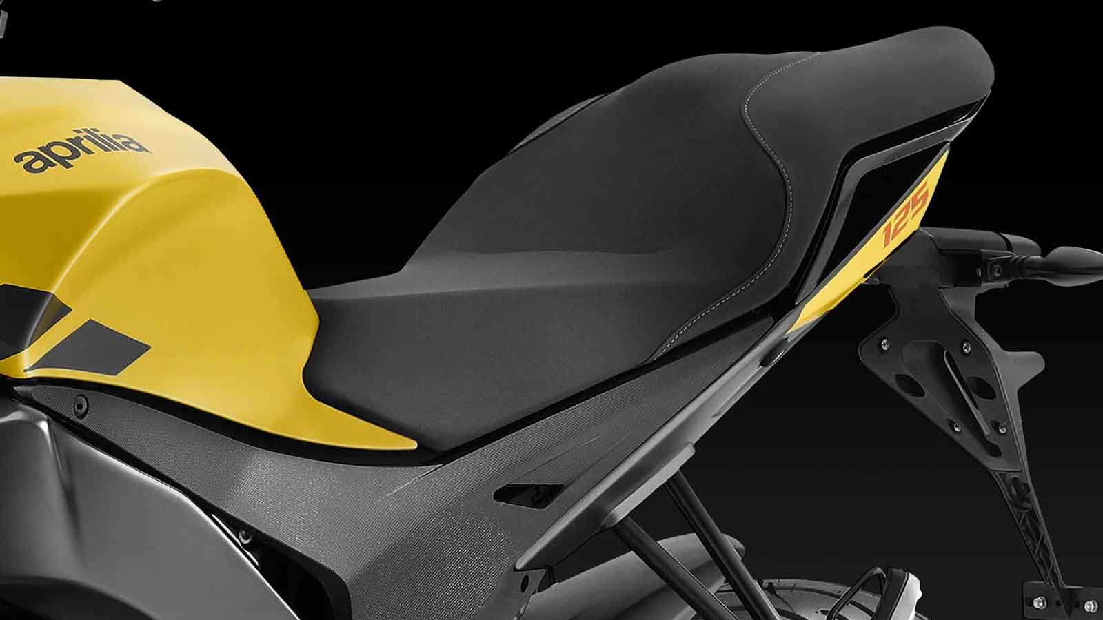 Η μικρή Tuono μεταφέρει την τεχνολογία των “μεγάλων” σε μια προσιτή και ελκυστική πρόταση για αρχάριους καθώς μπορεί να οδηγηθεί με δίπλωμ