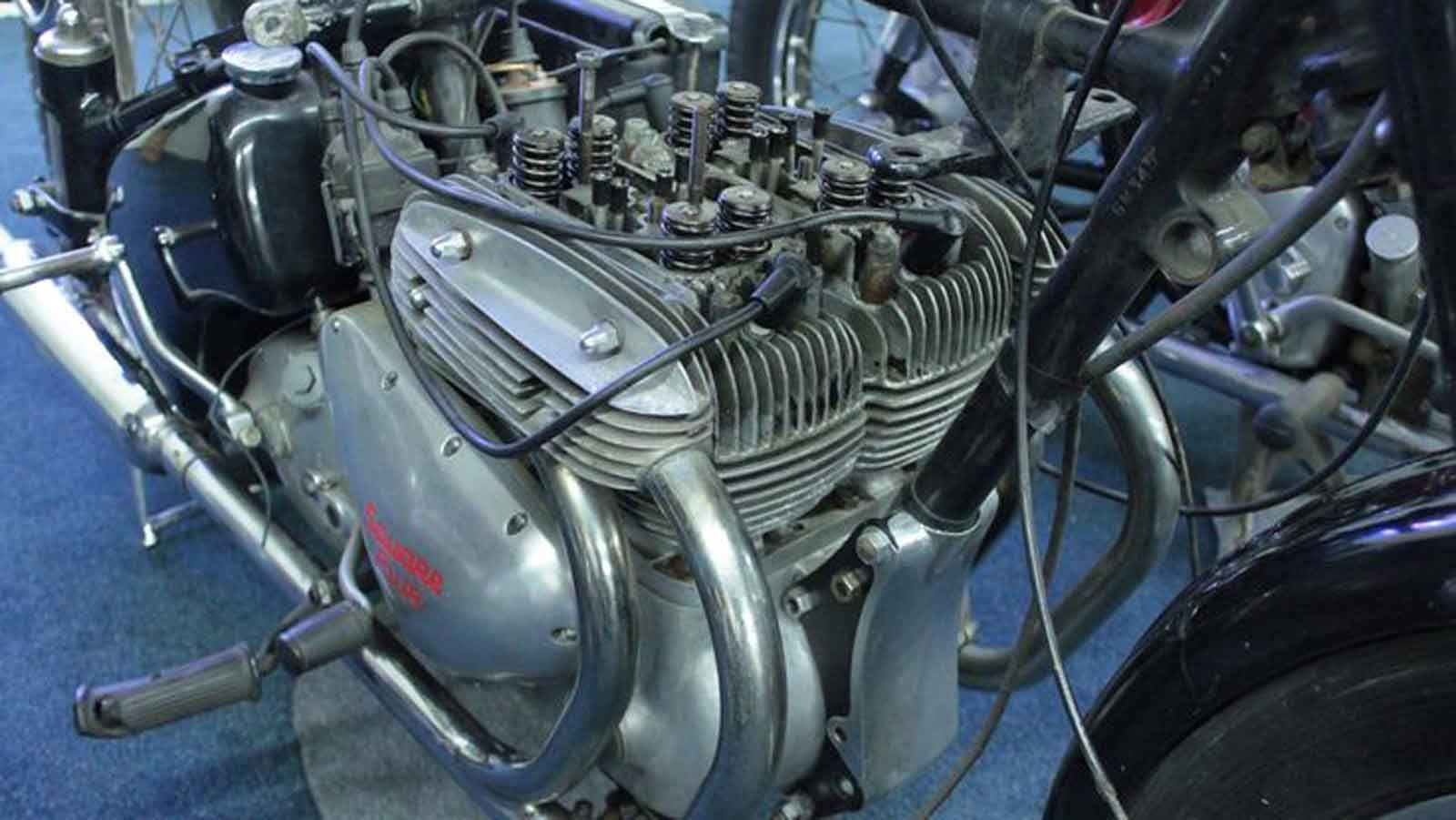 Δεν ήταν V2. Δεν ήταν σε σειρά. Δεν ήταν boxer. Ήταν κάτι εντελώς άλλο.