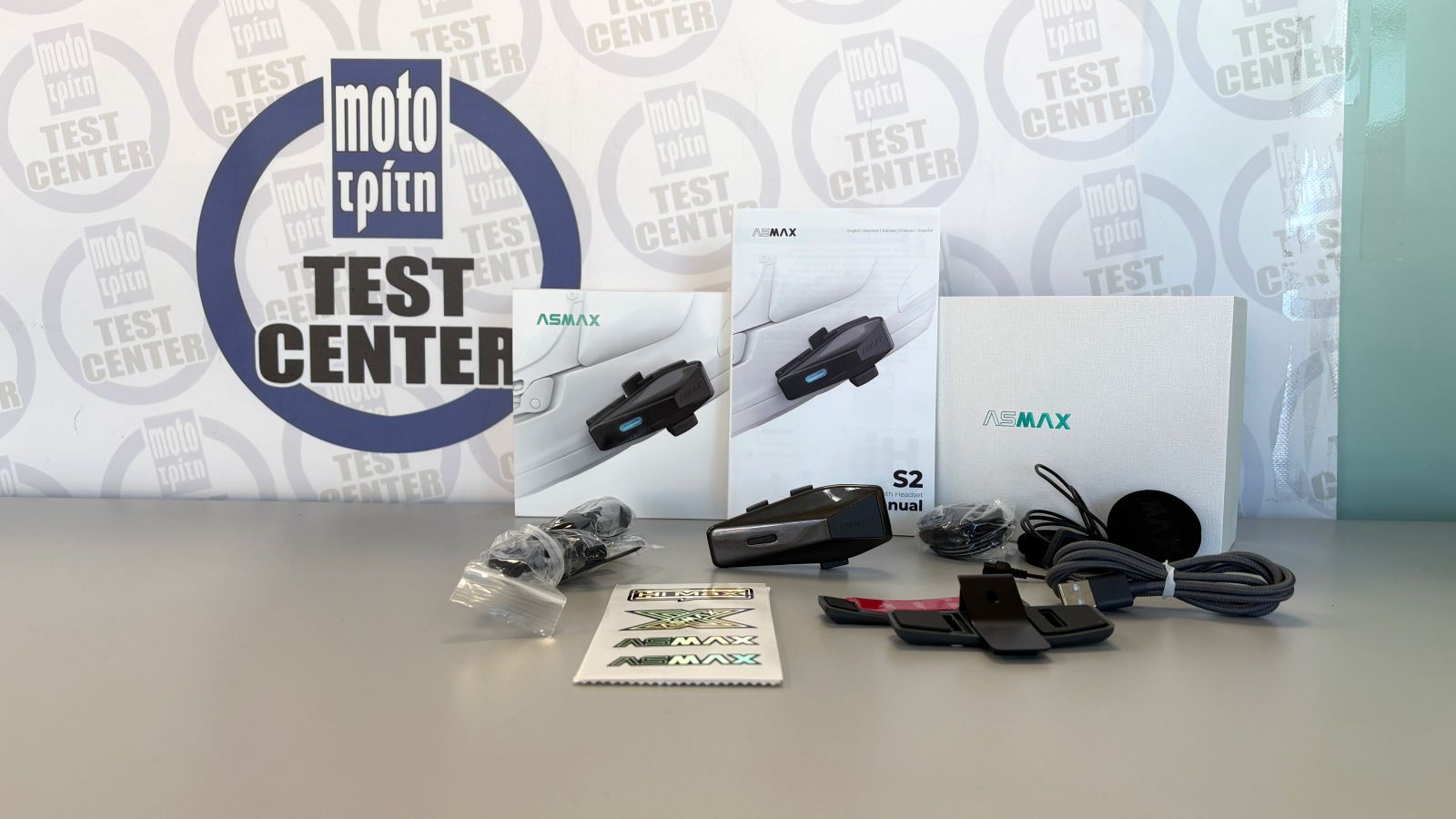 Το ASMAX S2 έρχεται έτοιμο προς εγκατάσταση, με πλήρες kit στη συσκευασία: βασική μονάδα, καλώδιο Type-C, boom μικρόφωνο, ενσύρματο μικρόφωνο, ζεύγος 