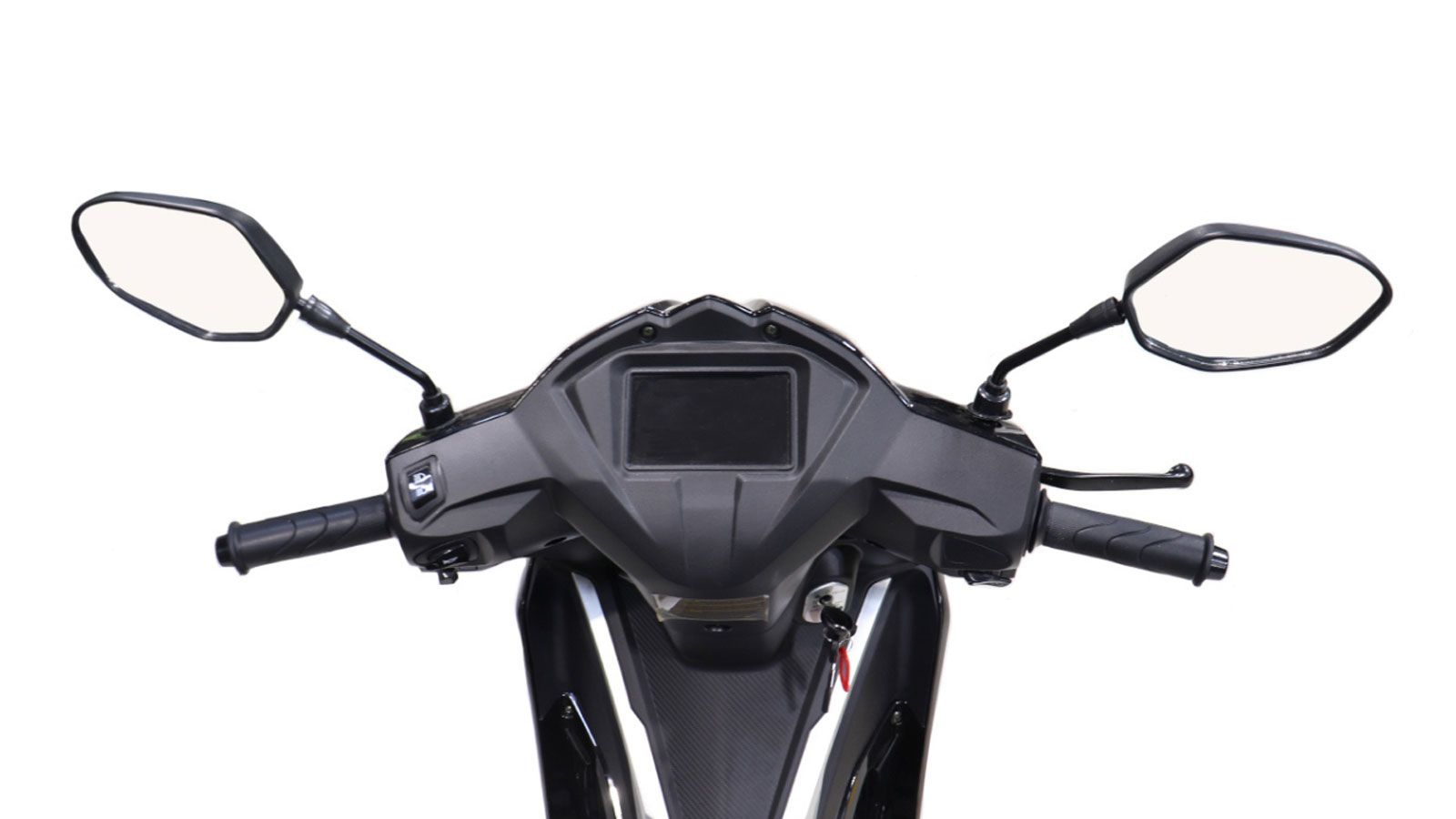 Στον βασικό εξοπλισμό περιλαμβάνονται εμπρός και πίσω δισκόφρενα τύπου μαργαρίτα (220mm) με CBS, LED φώτα, ψηφιακή οθόνη ενδείξεων και αναπαυτική σέλα