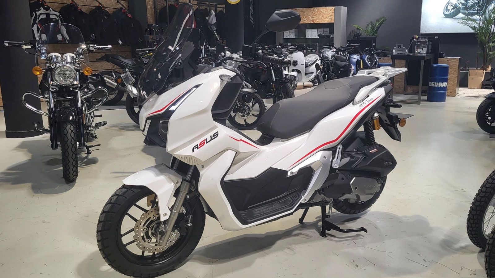 Το ADV125 δεν επαναπαύεται στην εμφάνιση – εξοπλίζεται με χαρακτηριστικά που ανεβάζουν τον πήχη στην κατηγορία. Δικάναλο ABS και traction contro