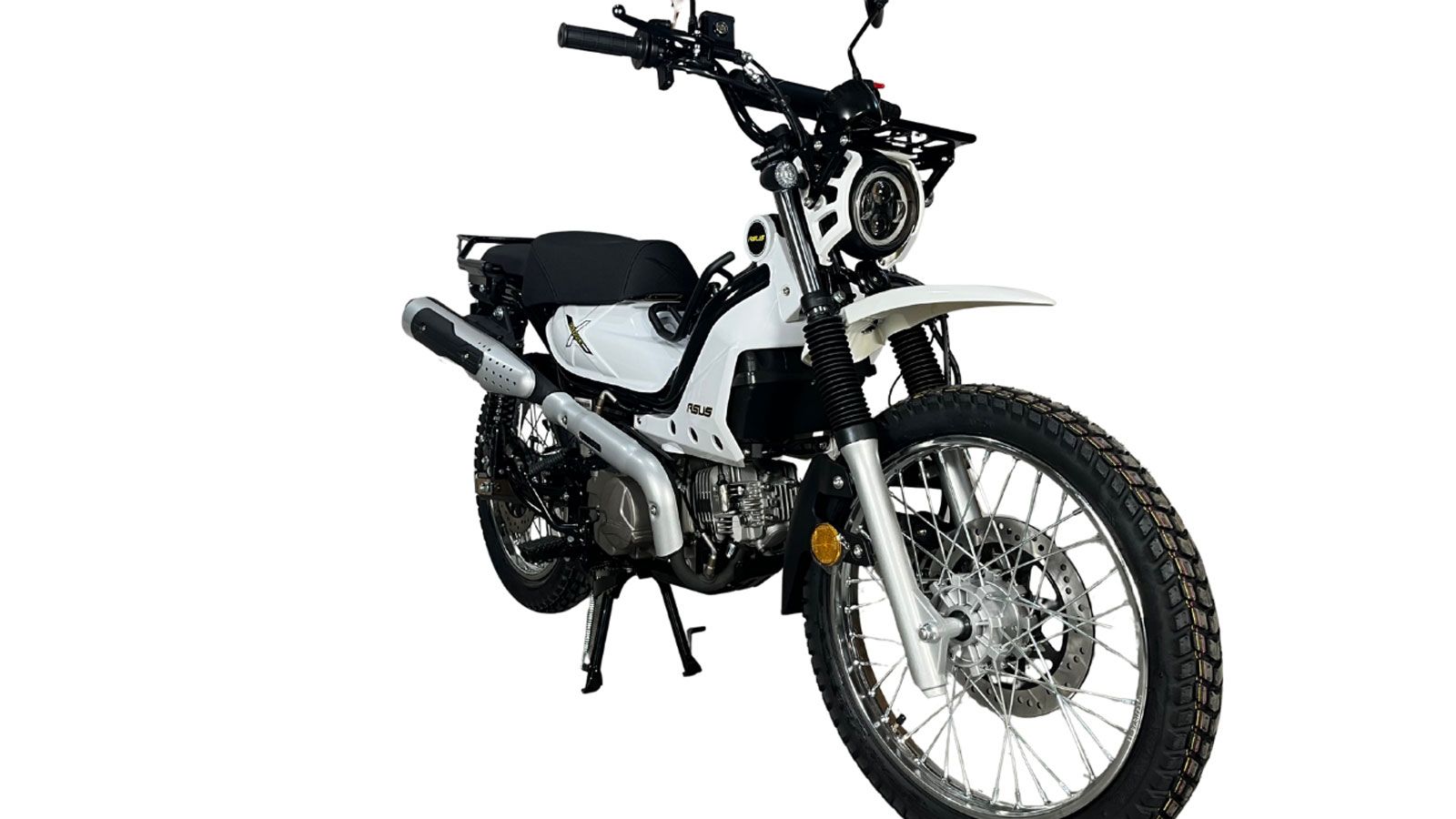 Η ASUS έχει ενσωματώσει στο CROSS X 125 εξοπλισμό που σπανίζει στην κατηγορία. Τα φώτα LED εγγυώνται ορατότητα και σύγχρονη αισθητική, ενώ ο ψηφιακός 