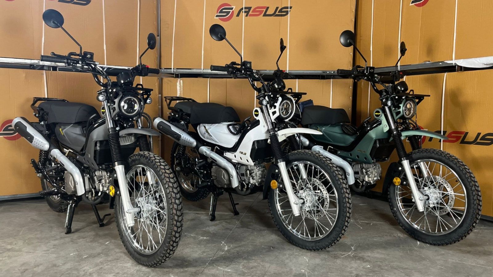 Το νέο ASUS CROSS X 125 διαφέρει από τα κλασικά παπιά της κατηγορίας χάρη στη στιβαρή του δομή και τον off-road χαρακτήρα του. 