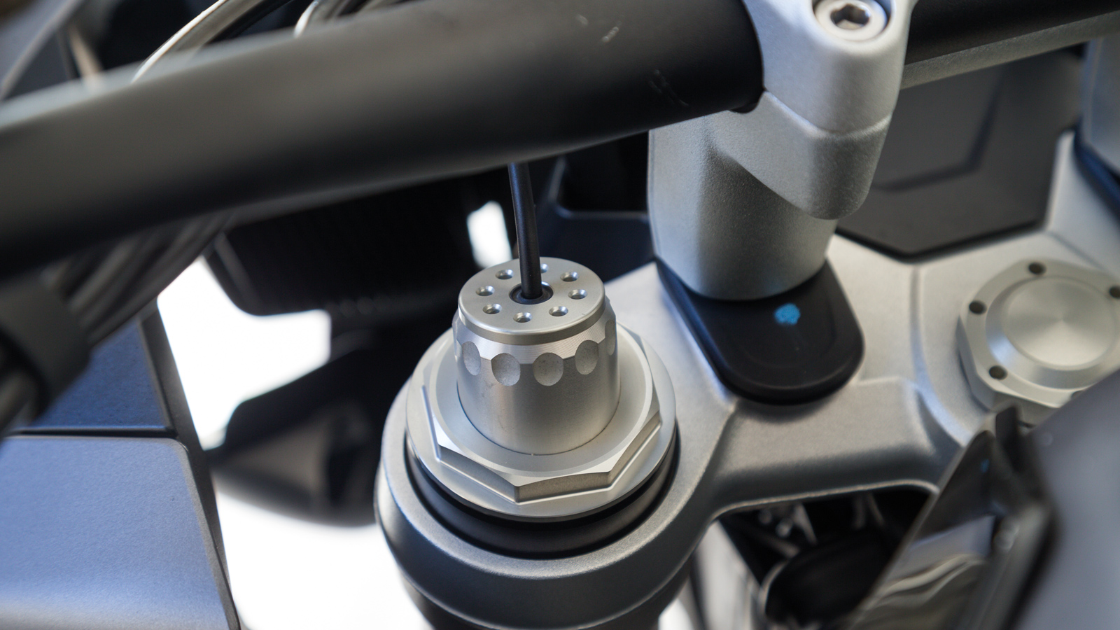 Ηλεκτρονική, ημιαυτόματη ρύθμιση του μπροστινού, ανεστραμμένου πιρουνιού.