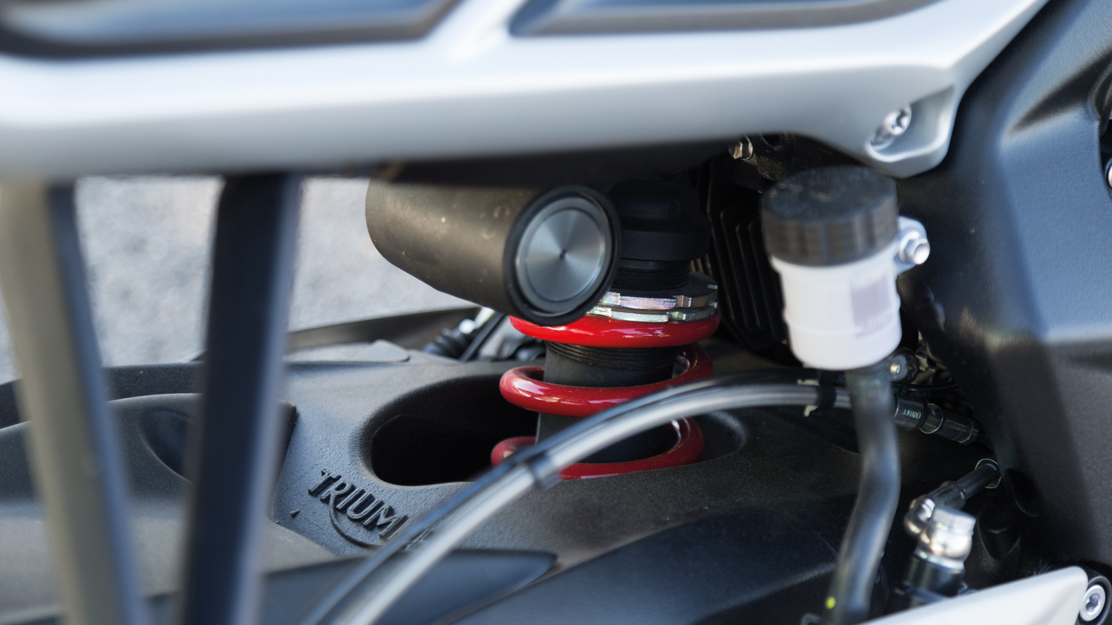 Στο πίσω μέρος έχει τοποθετηθεί μία Monoshock piggyback πλήρως ρυθμιζόμενη ανάρτηση με μοχλικό της Showa.