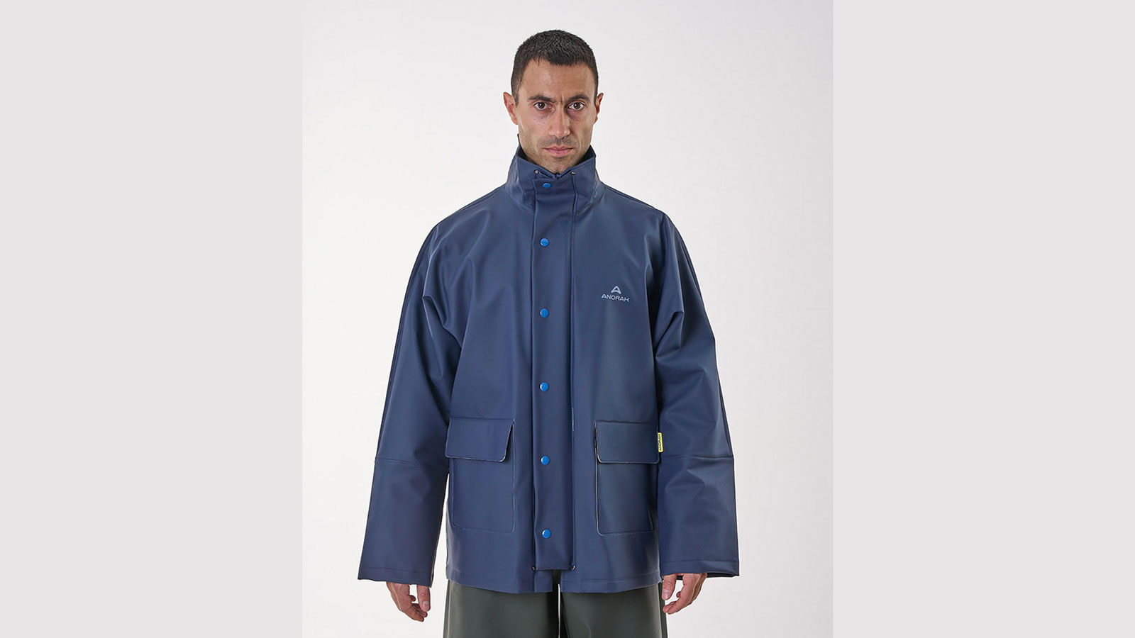 Το αδιάβροχο σακάκι Anorak Street Long είναι ο ιδανικός σου σύντροφος τις βροχερές μέρες του χειμώνα αλλά και του καλοκαιριού χάρη στις αντιανεμικές τ