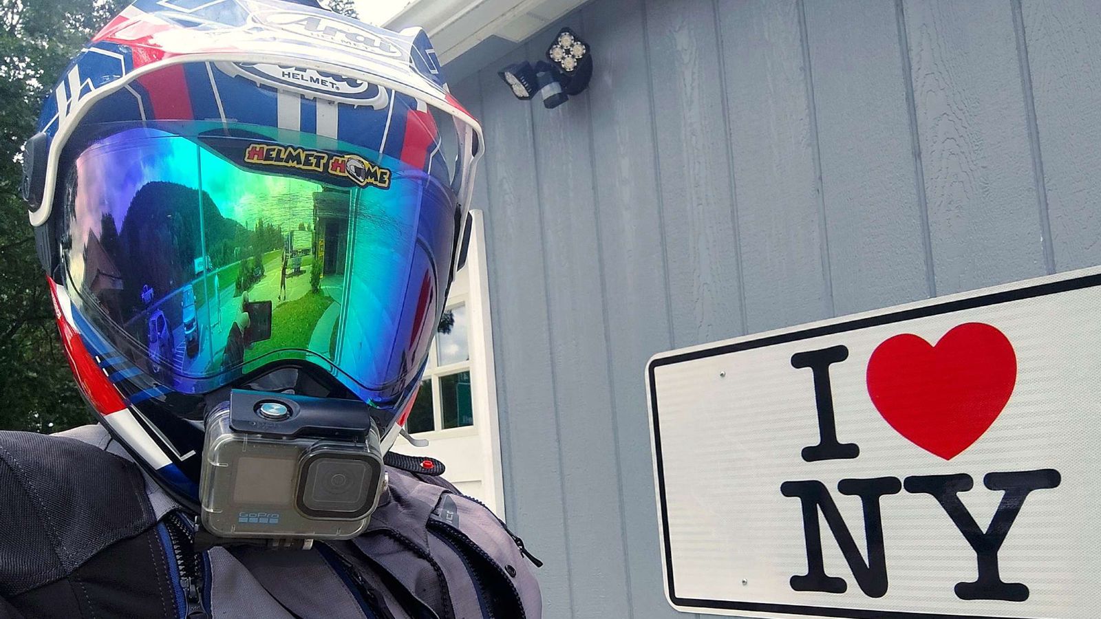 Οδηγώντας με δέος το SYM ADXTG 400 στους δρόμους της άκρως προκλητικής και τολμηρής αμερικανικής mega city, έπιασα τον εαυτό μου να συμπεριφέρεται σαν