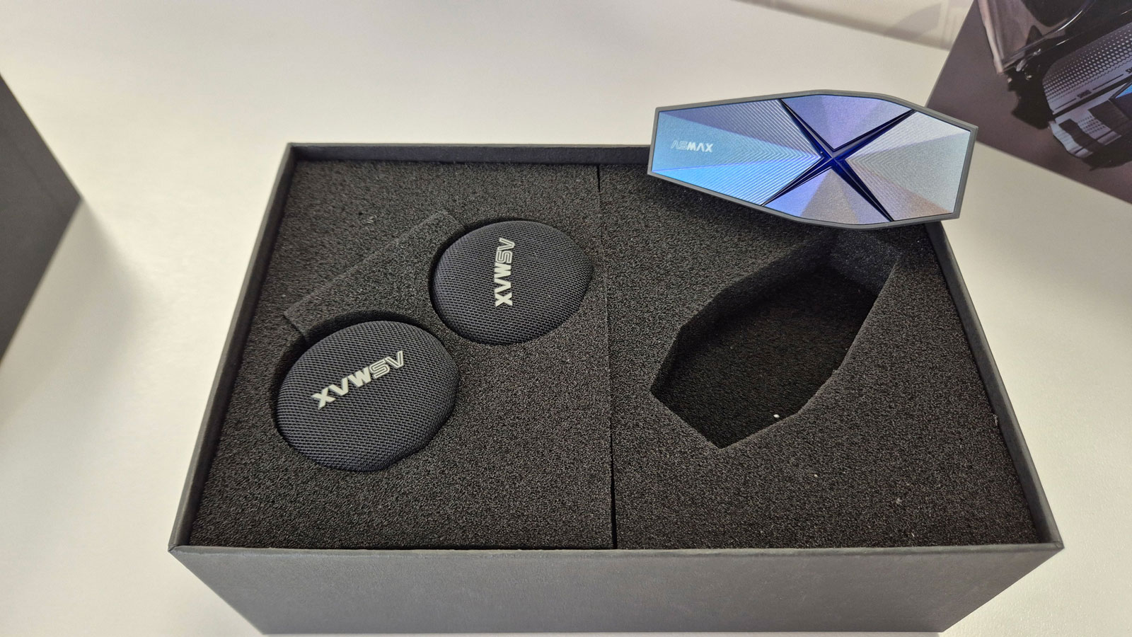 Η Asmax F1 Pro διαθέτει 2 μεγάλα ηχεία 40χλστ με extra bass και κρυστάλλινο ήχο. 