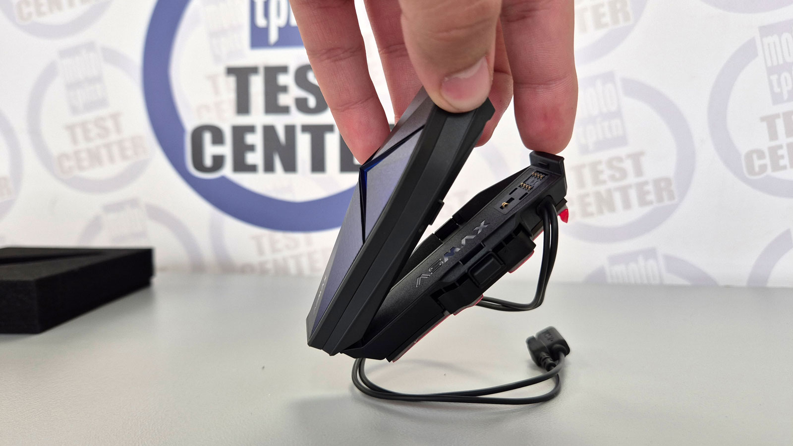 Χωρίς να κρατάμε το κάτω μέρος της Asmax F1 Pro, βλέπετε πως ο μαγνήτης συγκρατεί την βάση της στον αέρα. 