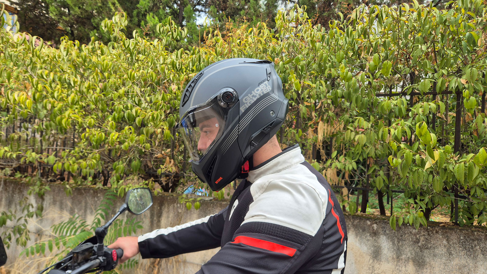 Μπορείς φυσικά να φοράς το Axxis Ghostfighter και σαν Full Face. 