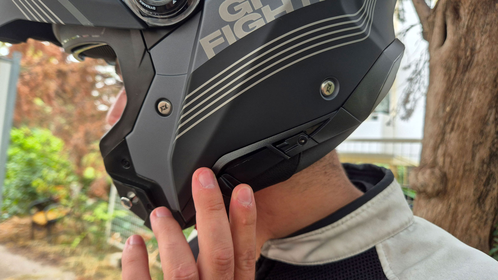 Ο μηχανισμός κατεβάσματος της εσωτερικής φιμέ ζελατίνας του Axxis Ghostfighter, λειτουργεί άψογα. 