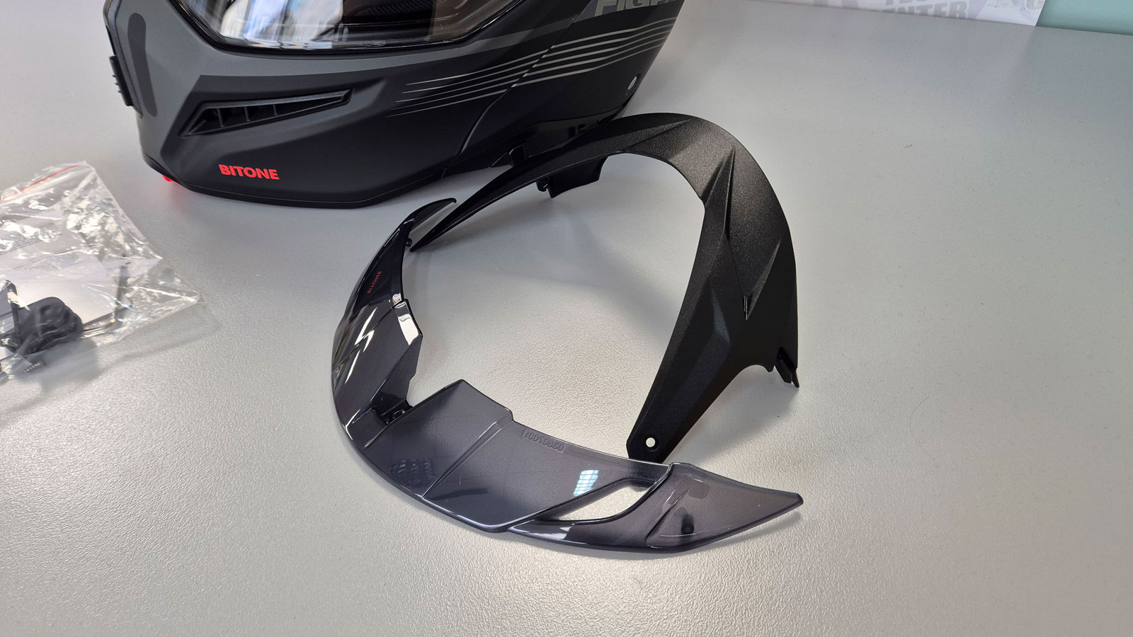 Επιλέγεις εάν θέλεις να τοποθετήσεις την αεροτομή και το σκίαστρο επάνω στο Axxis Ghostfighter.