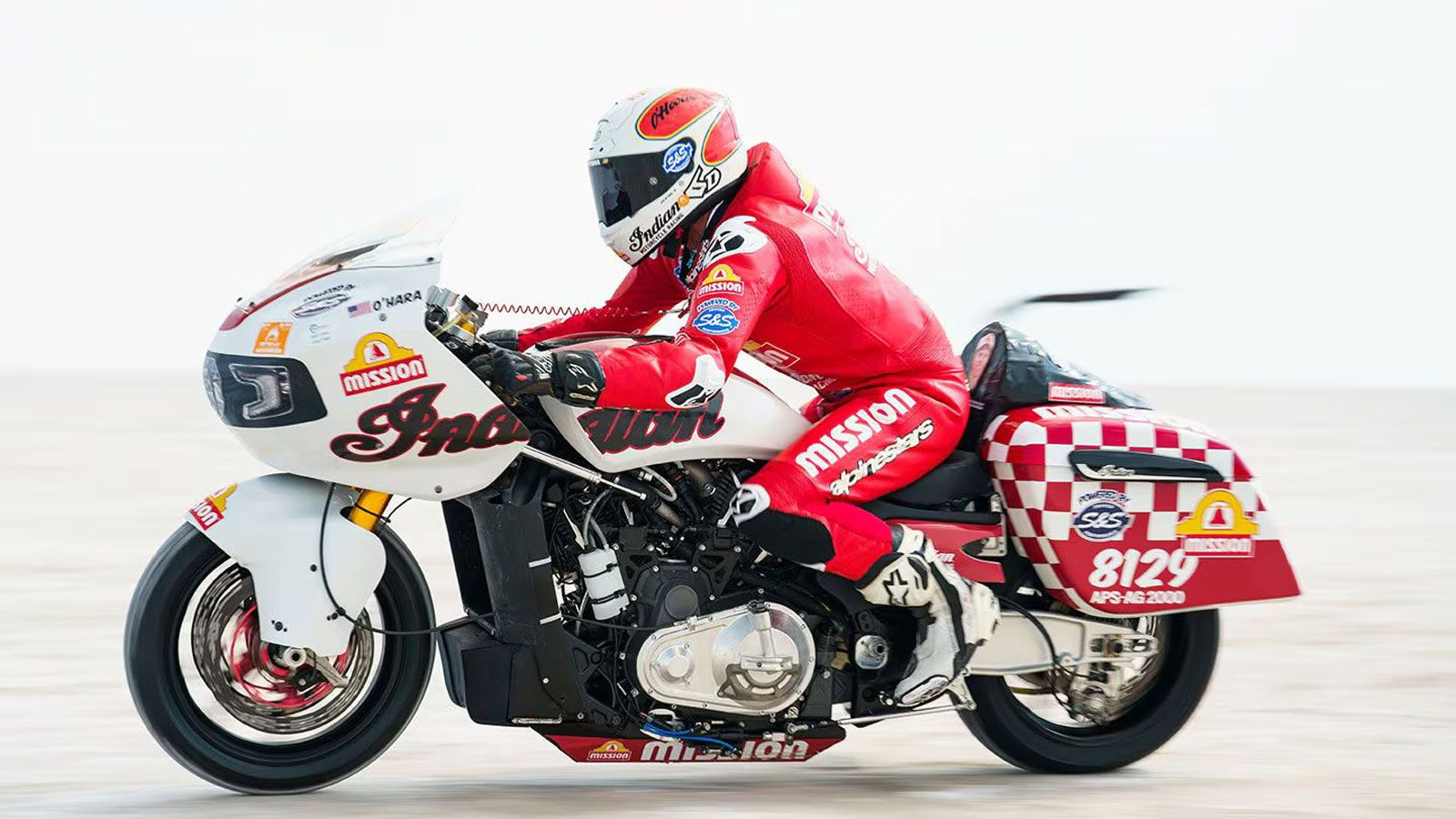 Η ερώτηση «πόσο πάει;» ακολουθεί κάθε μοτοσυκλέτα και κάθε αναβάτη. Στις αλυκές της Bonneville, από το 1912, η απάντηση δίνεται με αριθμούς και ρεκόρ.