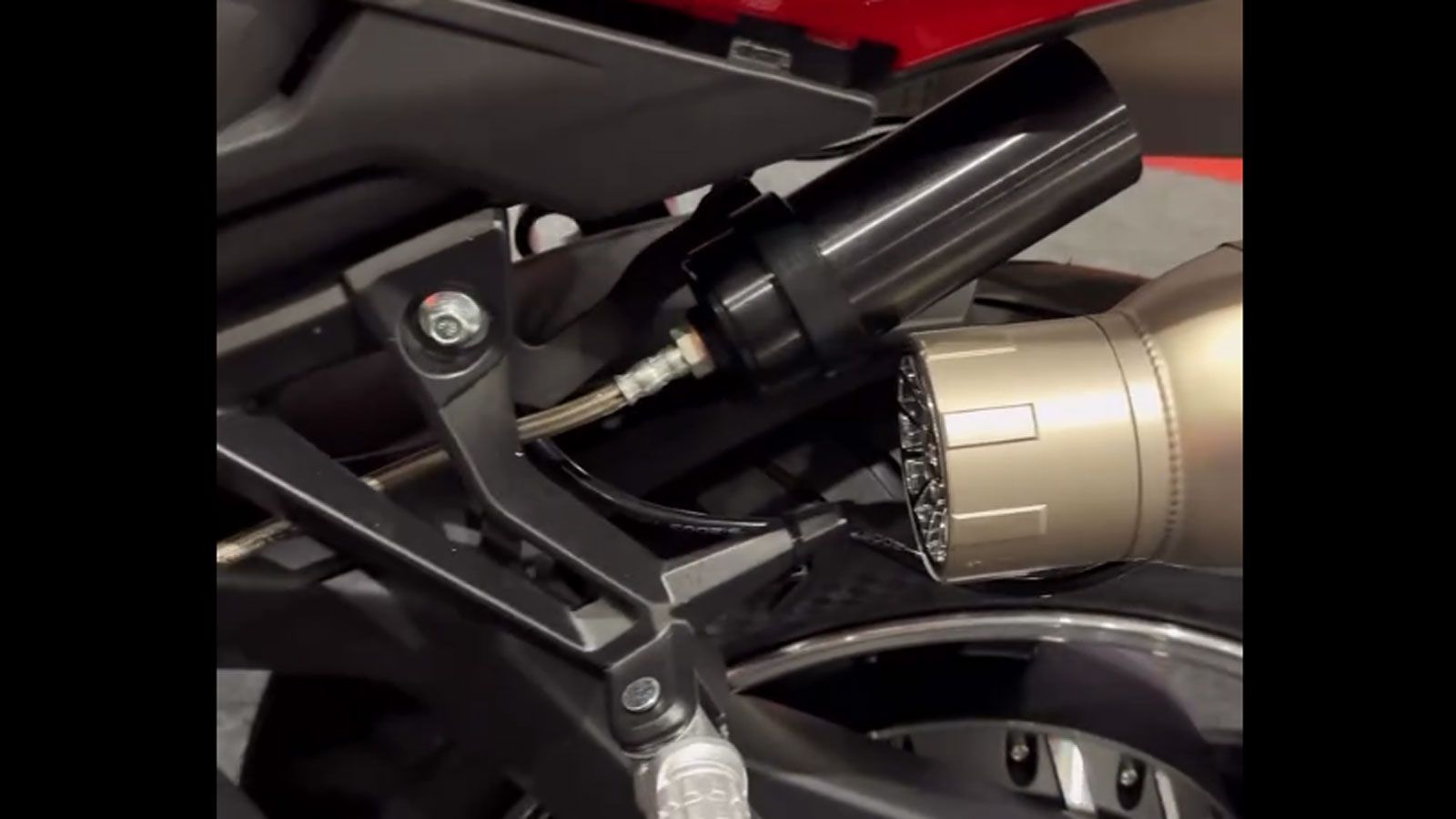 Το σύστημα “Engine Sound Simulator” ενεργοποιείται και απενεργοποιείται κατά βούληση,